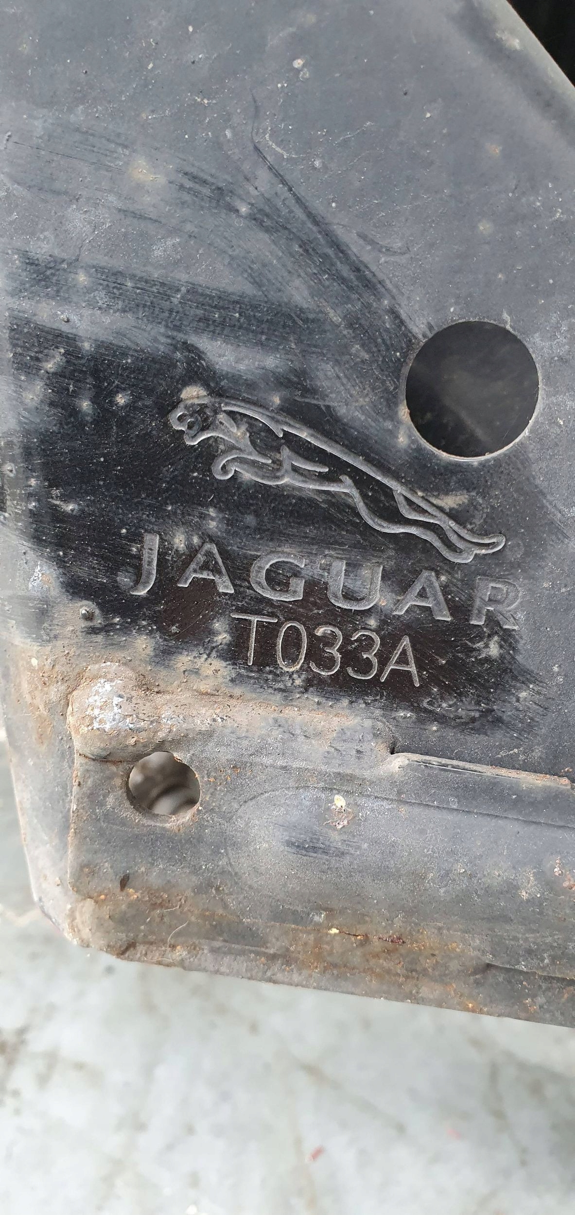 Jaguar F-Pace 2,0 d HK83-4A213-FE ZADNA NAPRAVA most