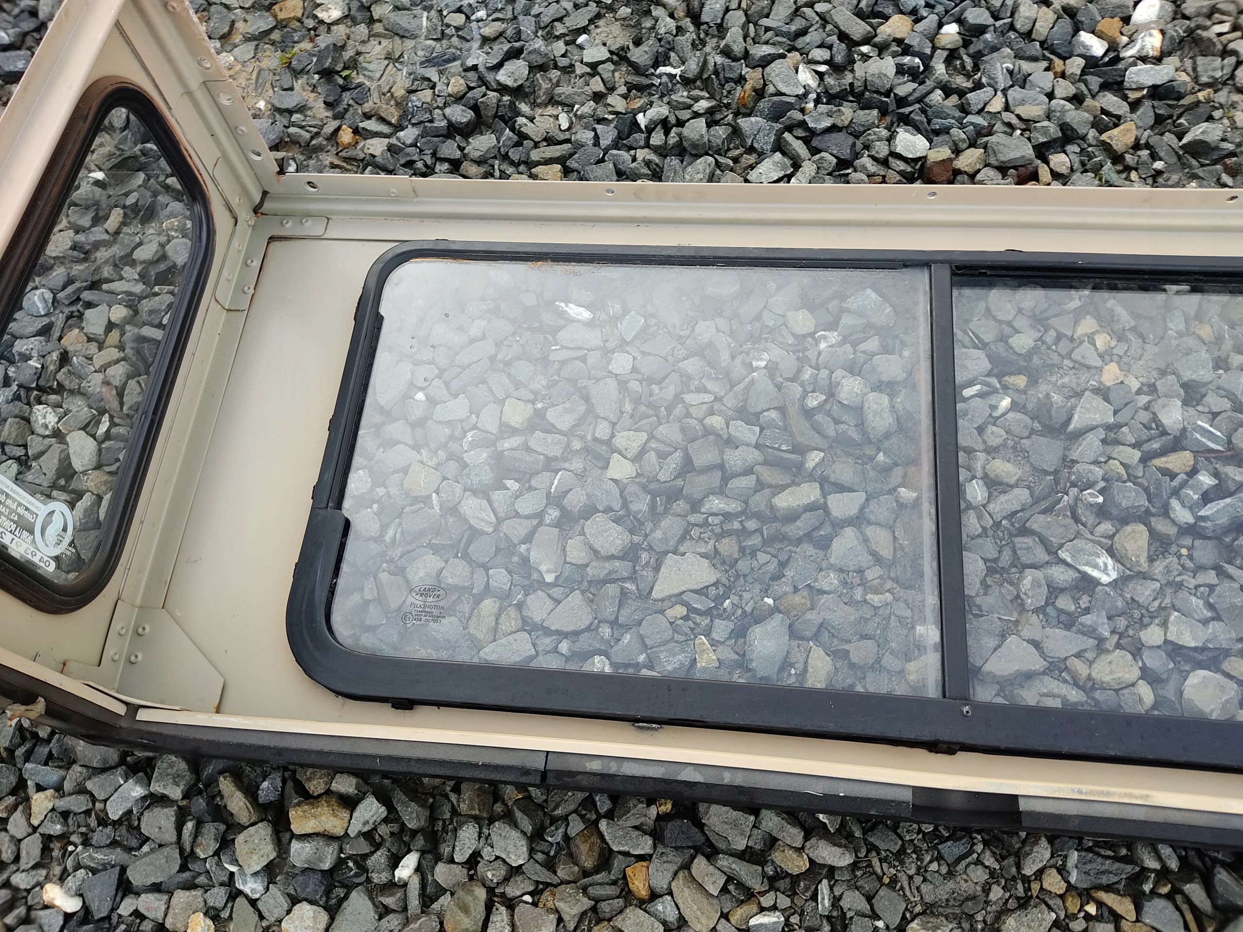 ĽAVÉ ZADNÉ SKLO RÁM DEFENDER 1999-2014