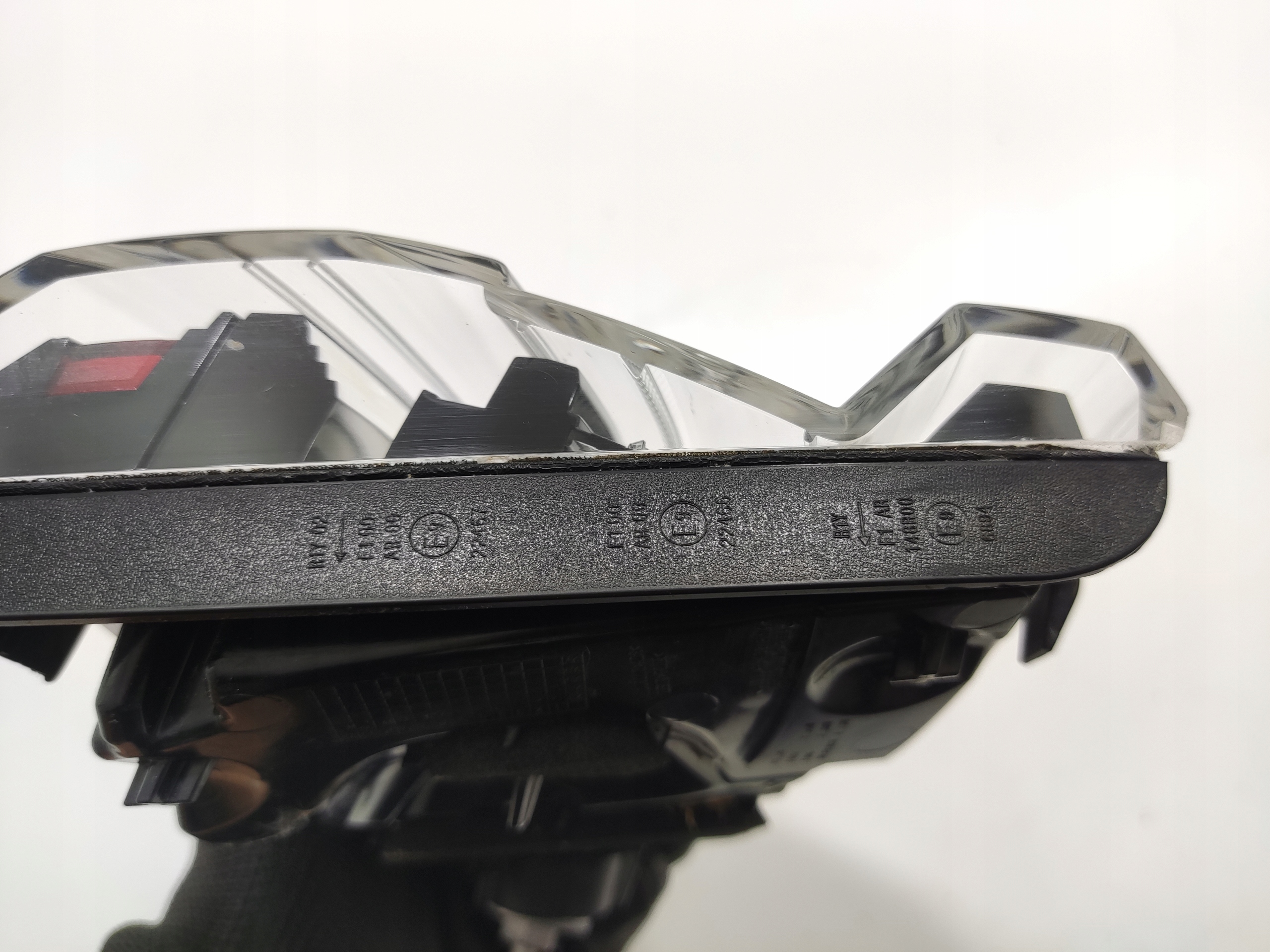 LAVE ZADNE SVETLO LED V KAPOTE RENAULT CLIO V 265555477R 2024-2025 LIFT