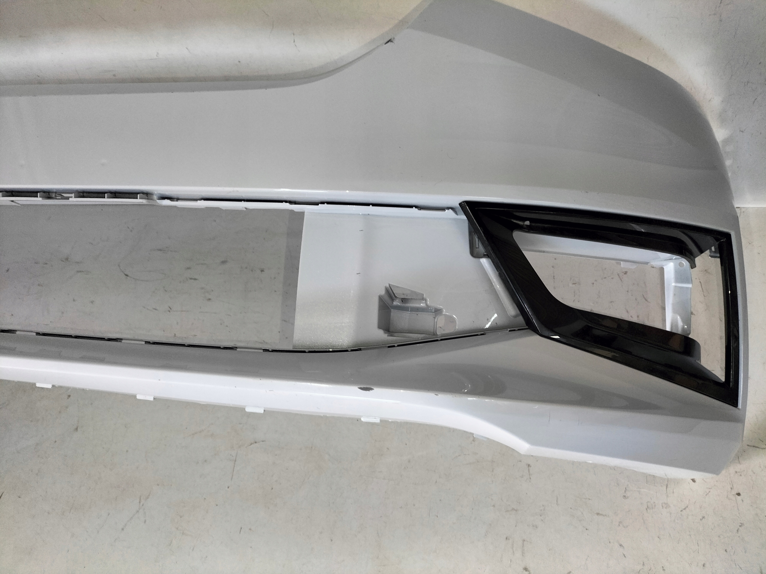 PREDNÝ NÁRAZNÍK SKODA FABIA 4 IV 21-