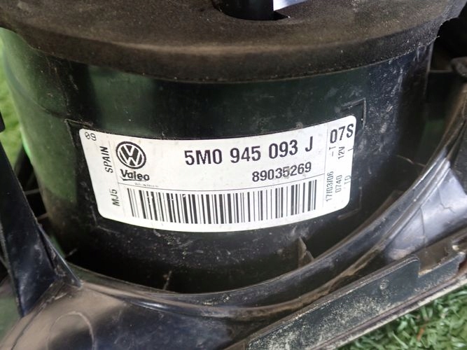 VW GOLF VI PLUS LAVE ZADNE SVETLO V KAPOTE