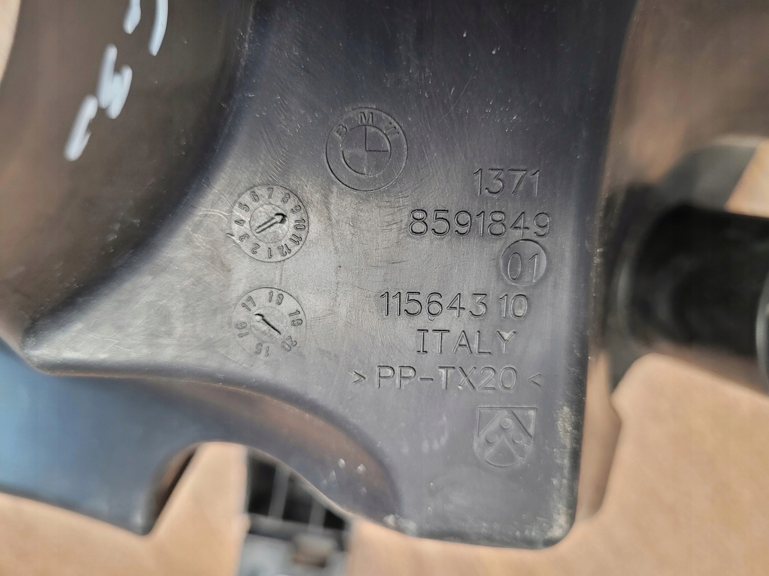 BMW G30 G31 2.0D REZONATOR VZDUCHU 8591849