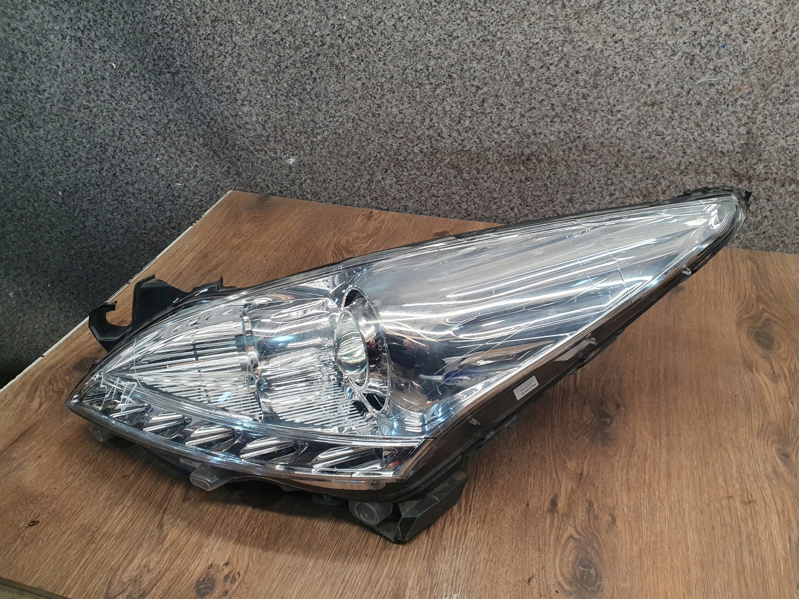 PEUGEOT 3008 LIFT ĽAVÉ PREDNÉ SVETLO