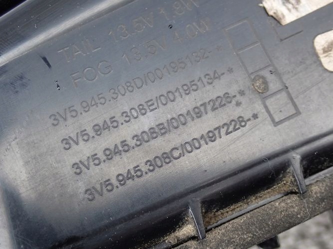 SKODA SUPERB III SEDAN 15- PRAVE ZADNE SVETLO V KAPOTE