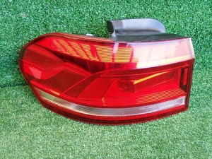 VW TOURAN 15- LAVE ZADNE SVETLO VW TOURAN 15- LAVE ZADNE SVETLO