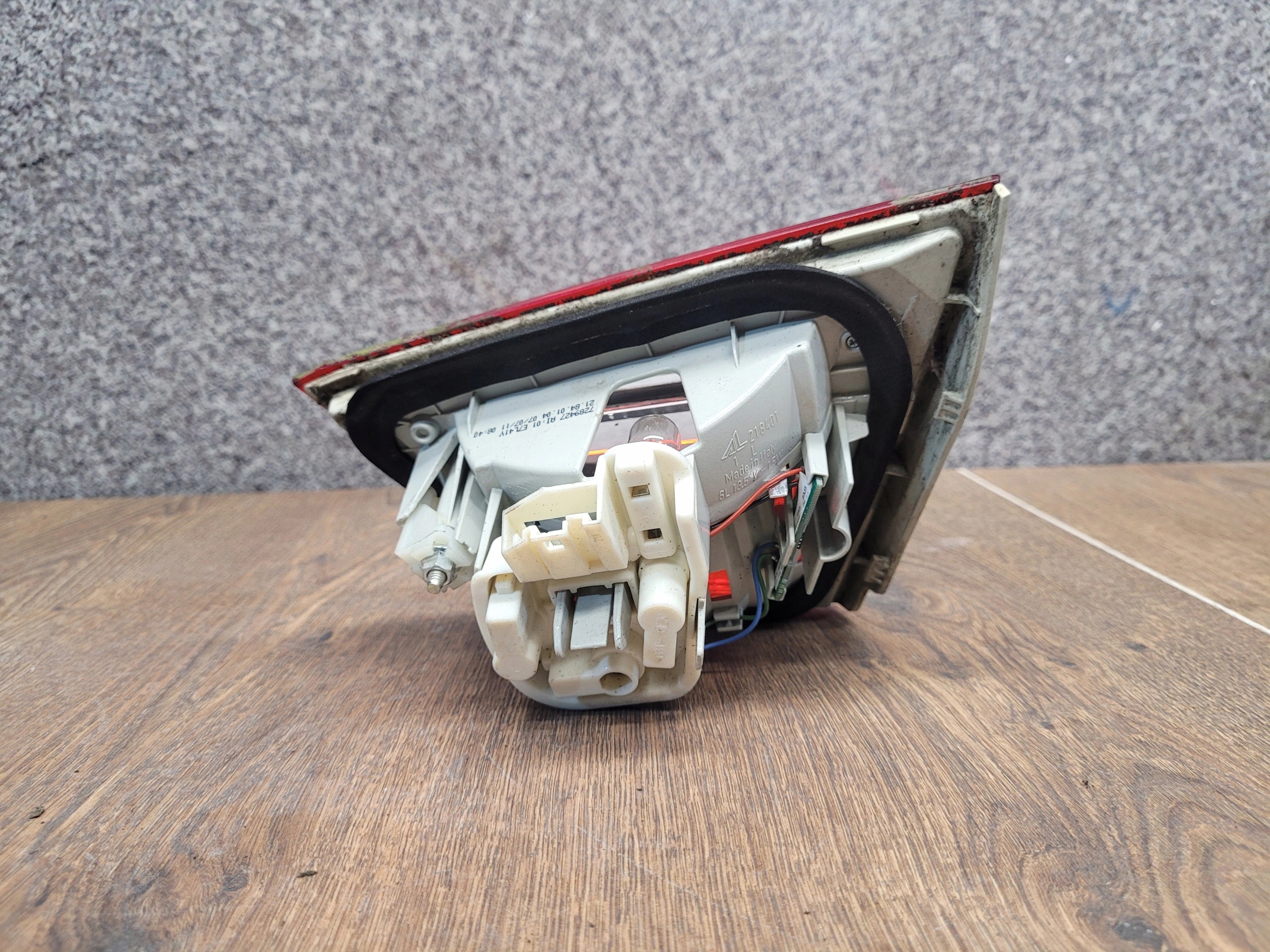 BMW 3 E90 LIFT ĽAVÉ ZADNÉ SVETLO V KAPOTE 7289427