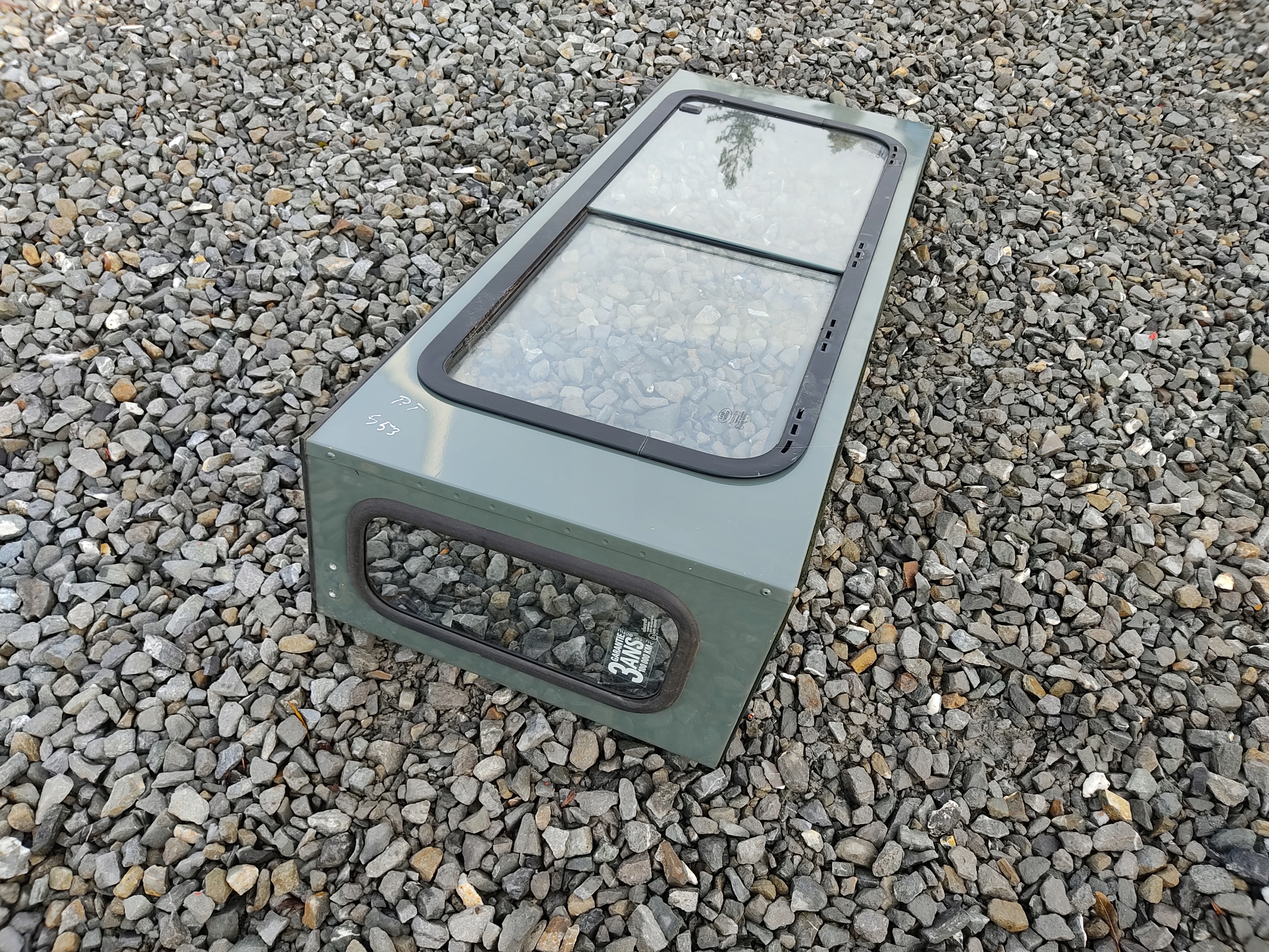 PRAVÉ ZADNÉ SKLO RÁM DEFENDER 1999-2014