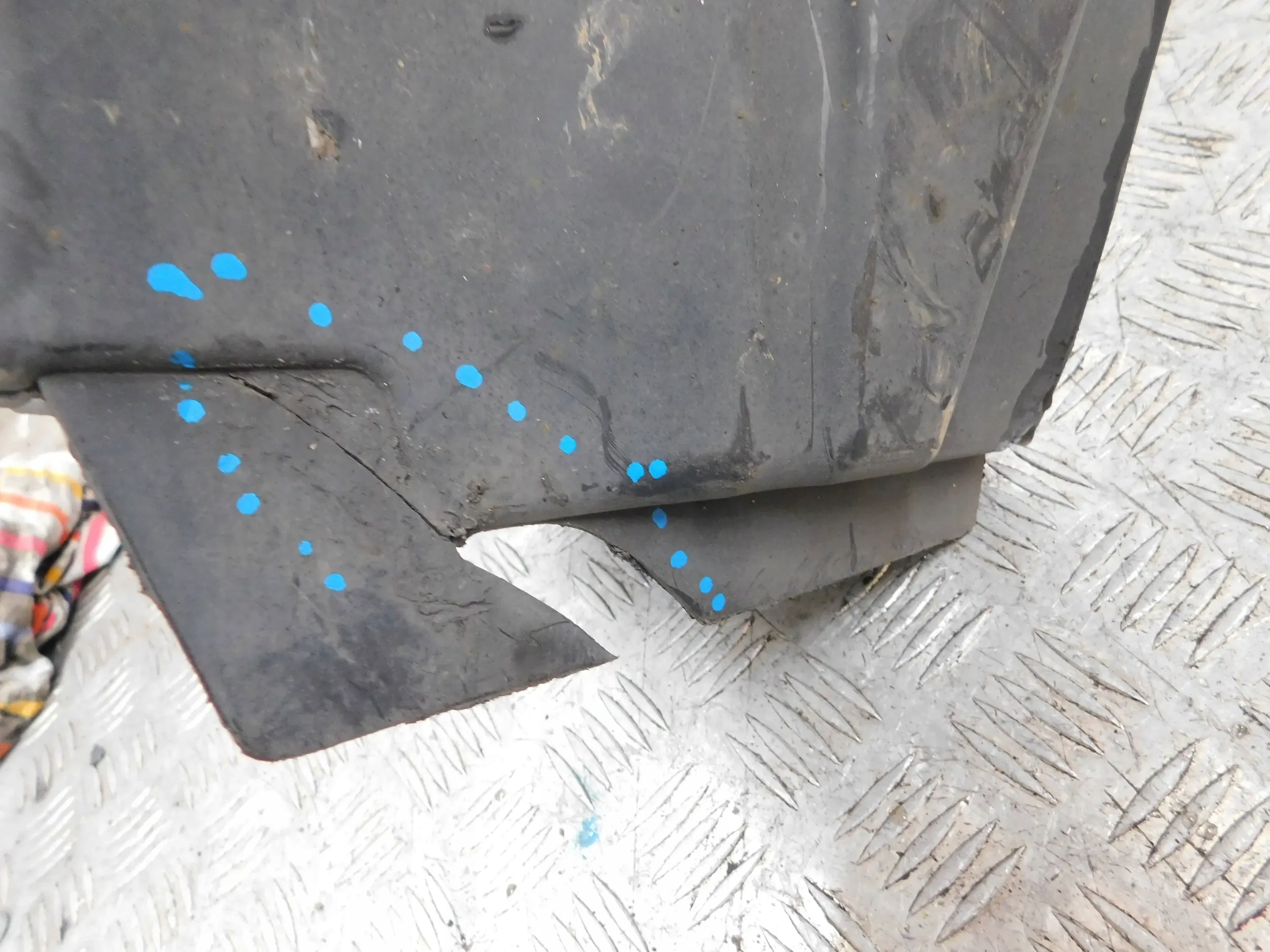 ĽAVÝ PREDNÝ PODBLATNÍK TOYOTA YARIS II 2