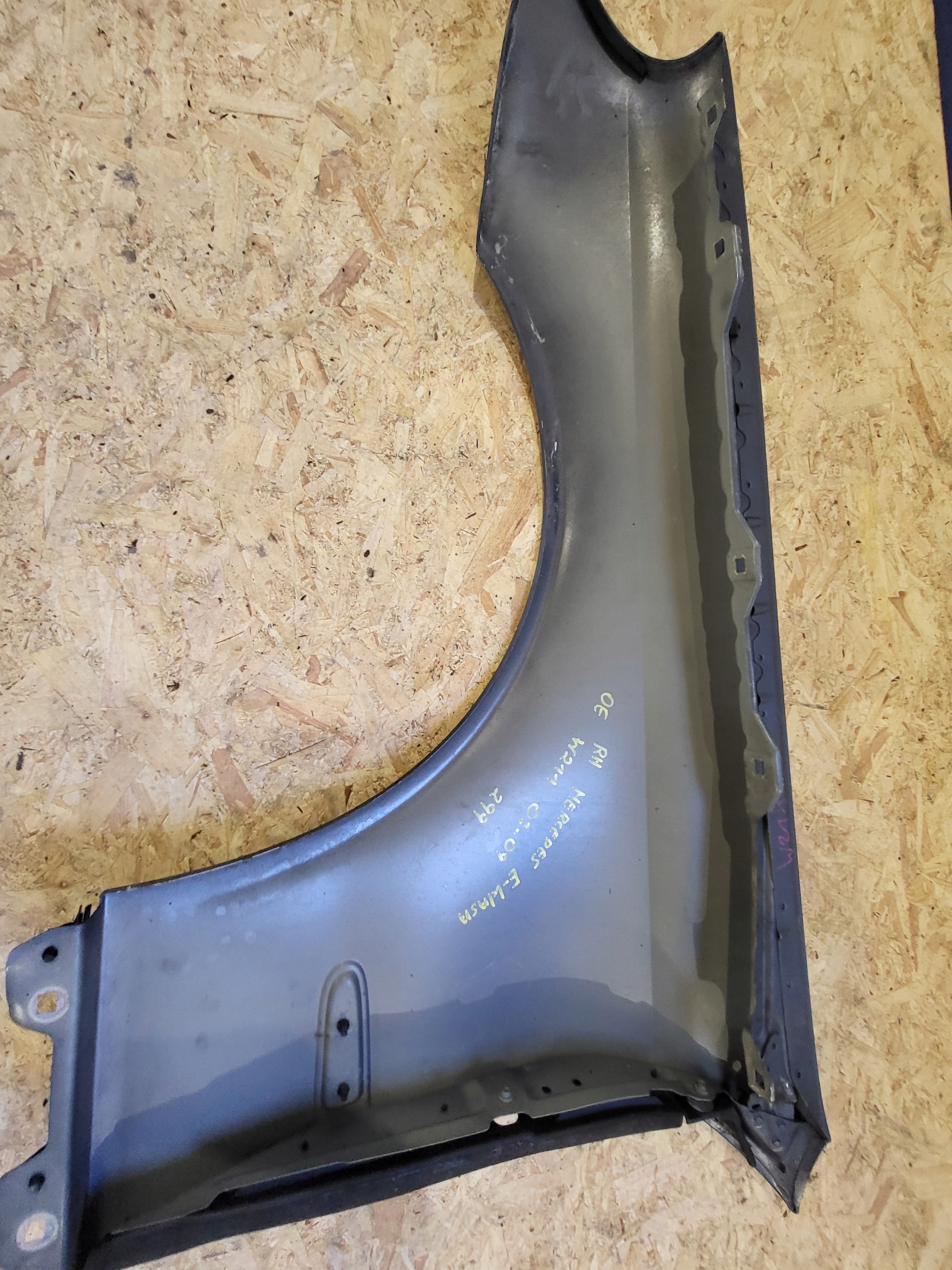 PRAVÝ PREDNÝ BLATNÍK W211 MERCEDES E-KLASA 02-09