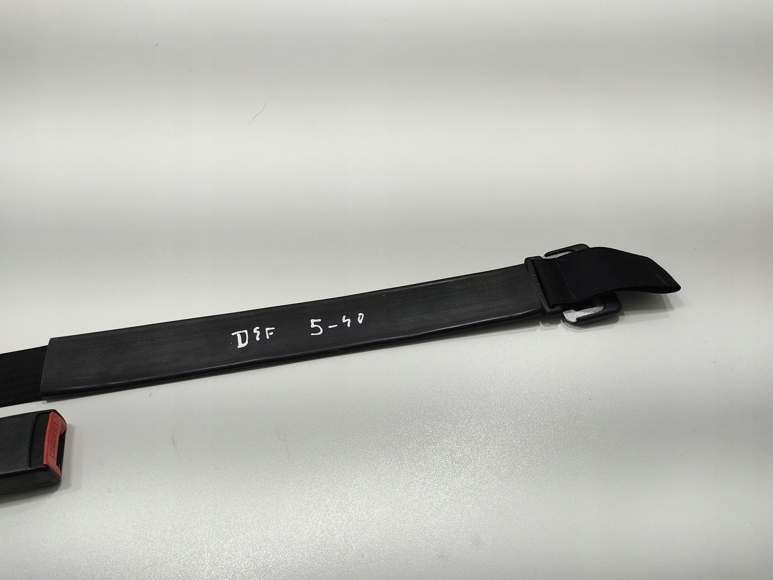 ZADNÝ BEDROVÝ BEZPEČNOSTNÝ PÁS LAND ROVER DEFENDER BTR 5782 BTR5782