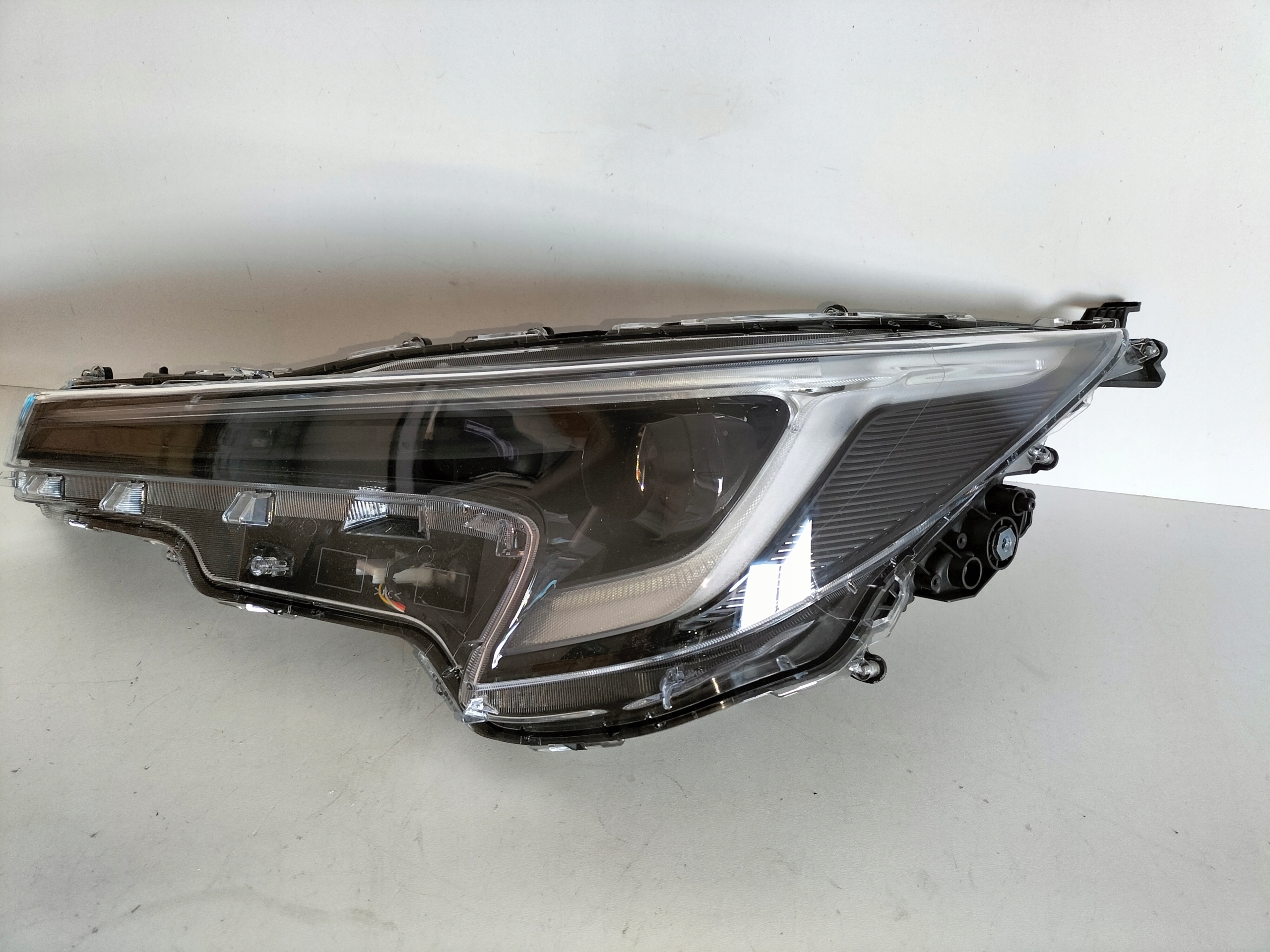 LAVE PREDNE SVETLO TOYOTA COROLLA E21 LIFT 22- HB/KOMBI FULL LED