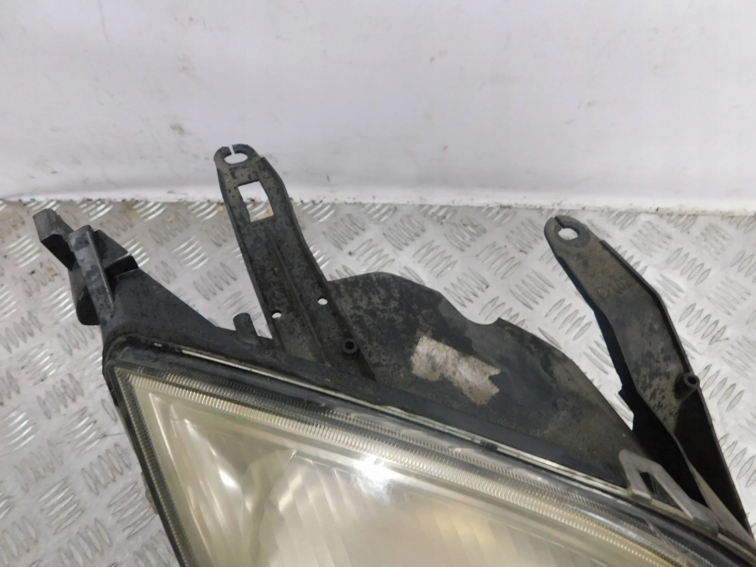 PRAVE PREDNE SVETLO FORD FUSION