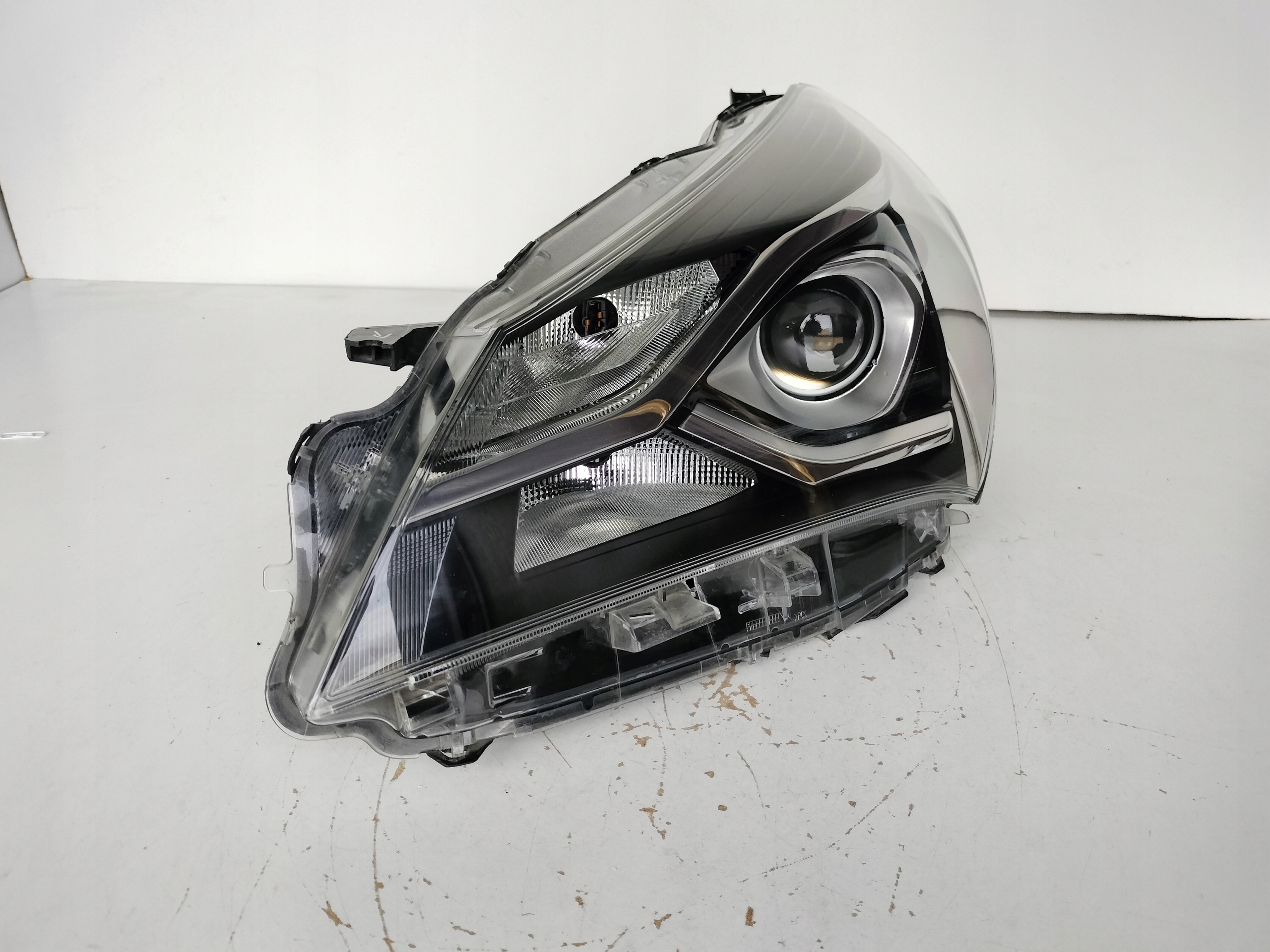 LAVE PREDNE SVETLO TOYOTA YARIS III 17- LIFT