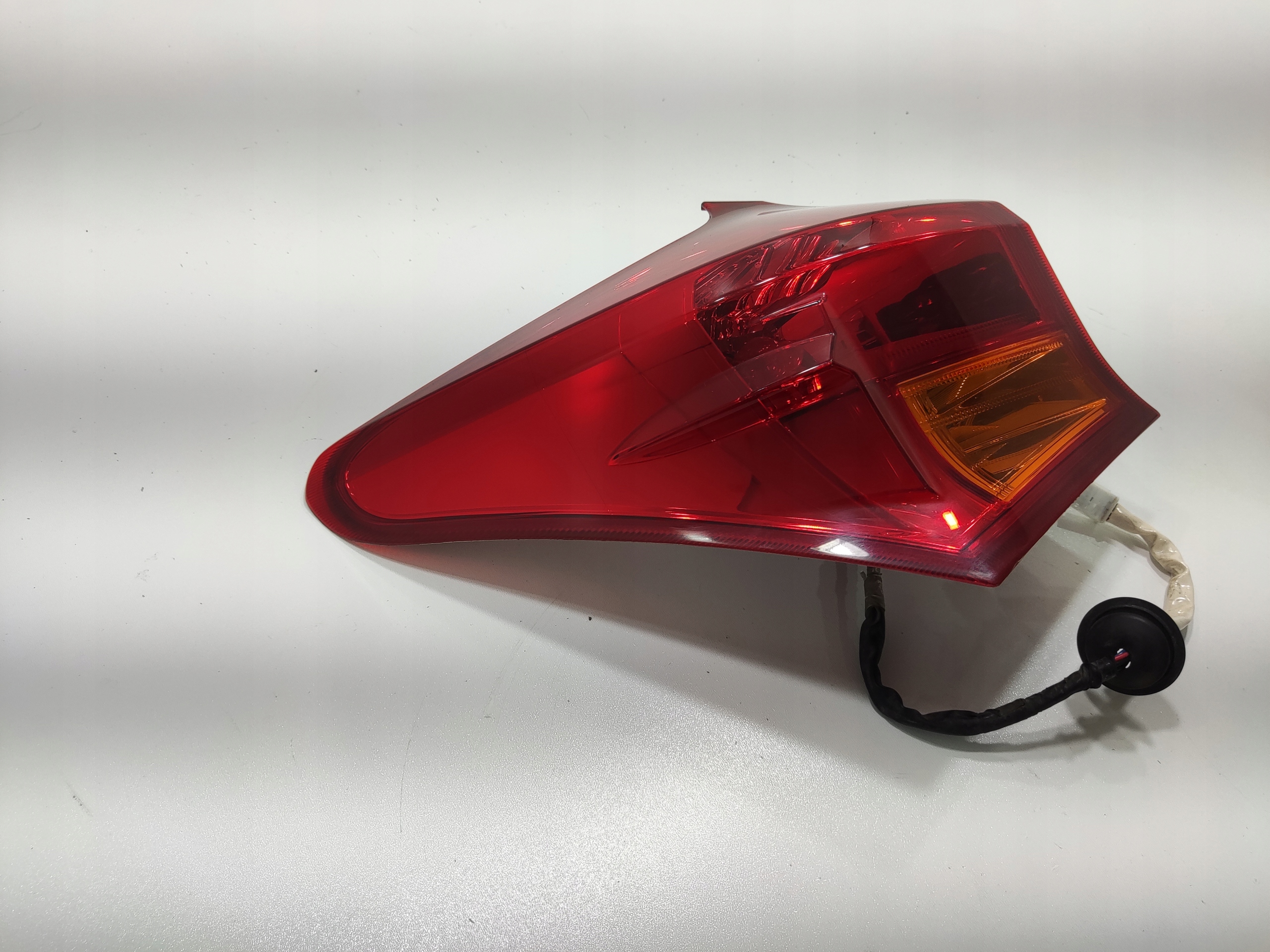 LAVE ZADNE SVETLO BLATNIKA TOYOTA AURIS II E18 HATCHBACK 2012-2015