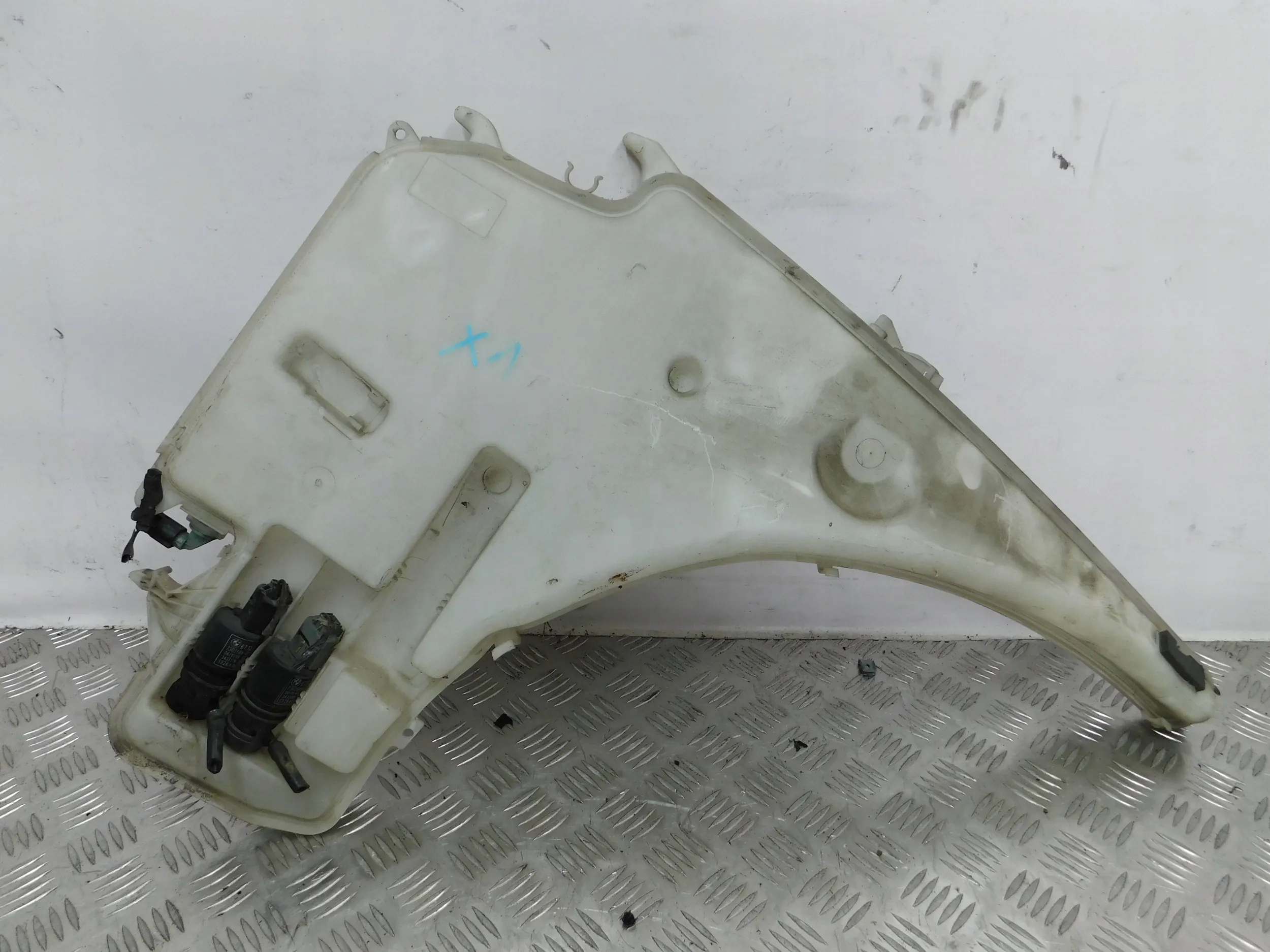 NÁDOBKA OSTREKOVAČOV BMW X1 E84