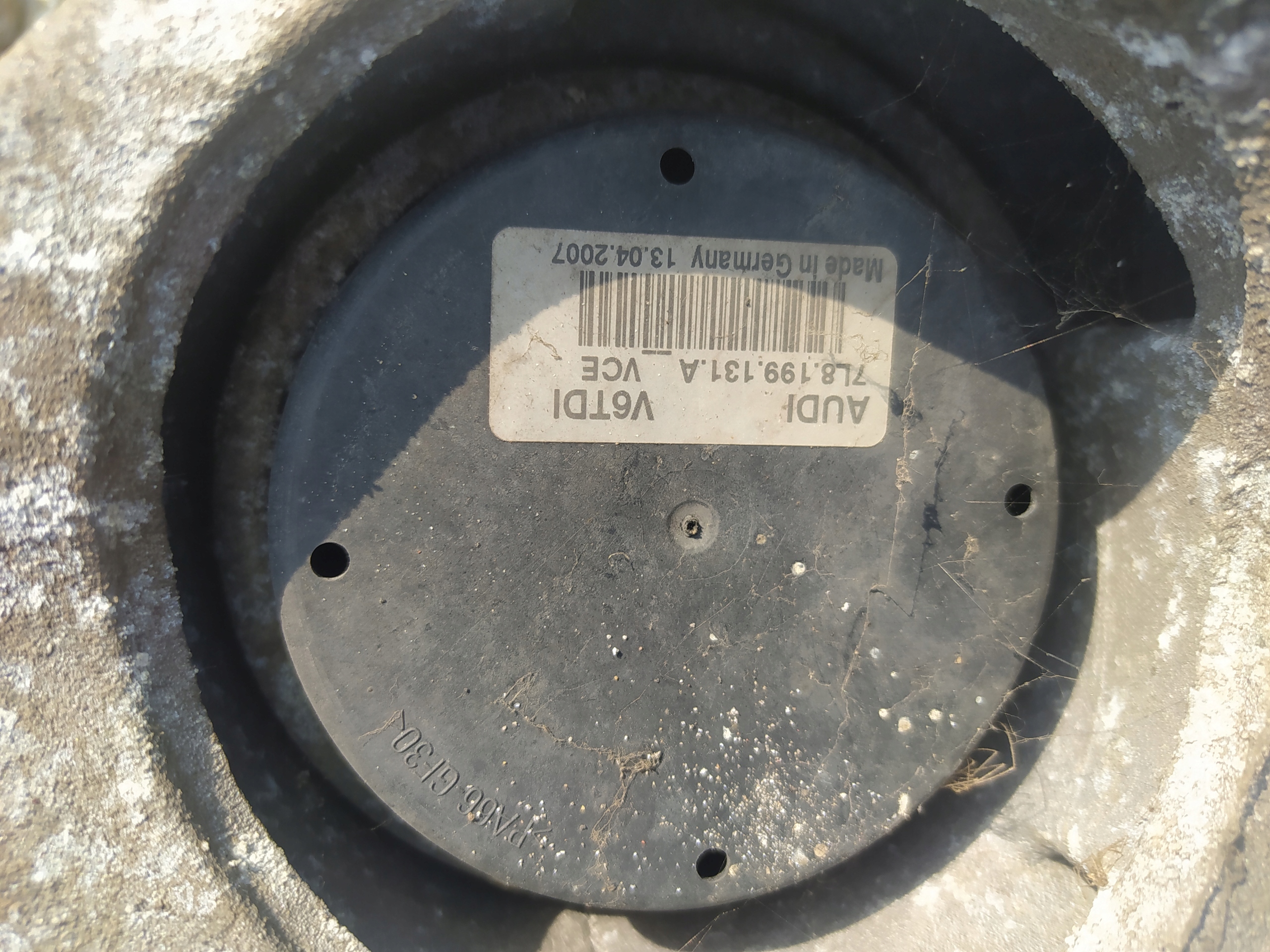 AUDI Q7 4L 7L6199207B DRZIAK MOTORA VÝSTUHA