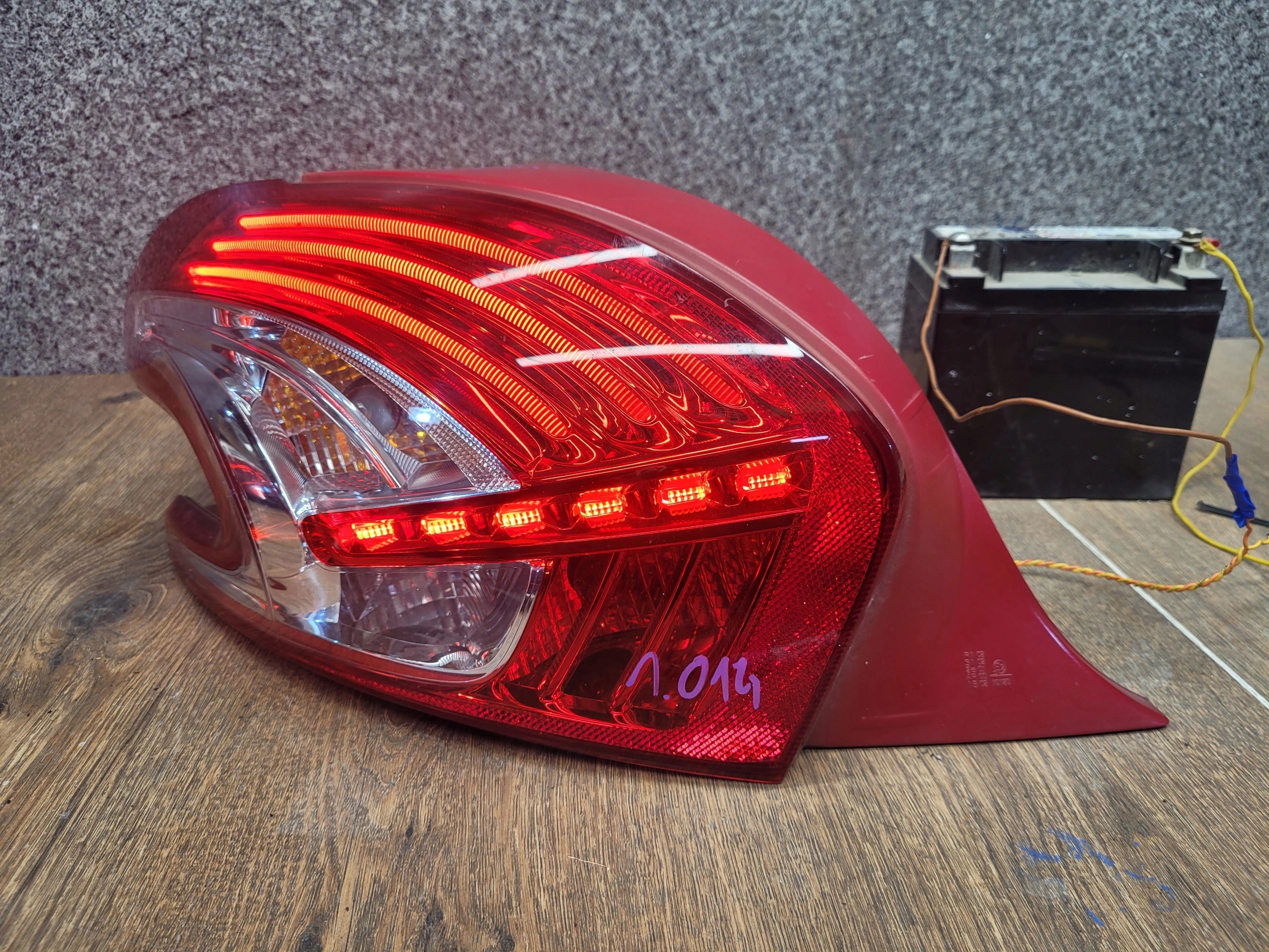 PEUGEOT 208 9672628280 PRAVE ZADNE SVETLO