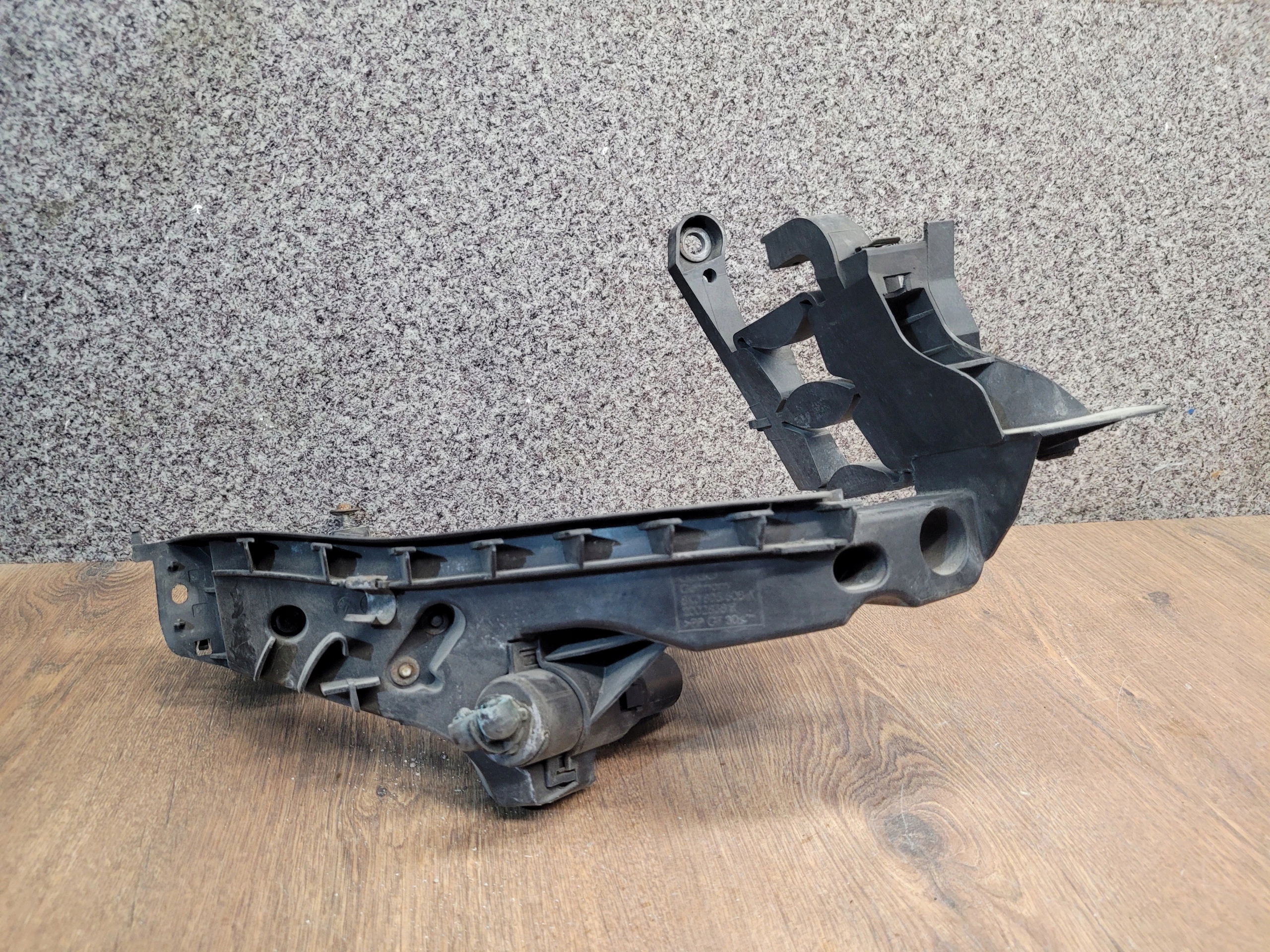 AUDI A4 B8 DRŽIAK PRAVÉHO SVETLA OSTREKOVAC 8K0805608A