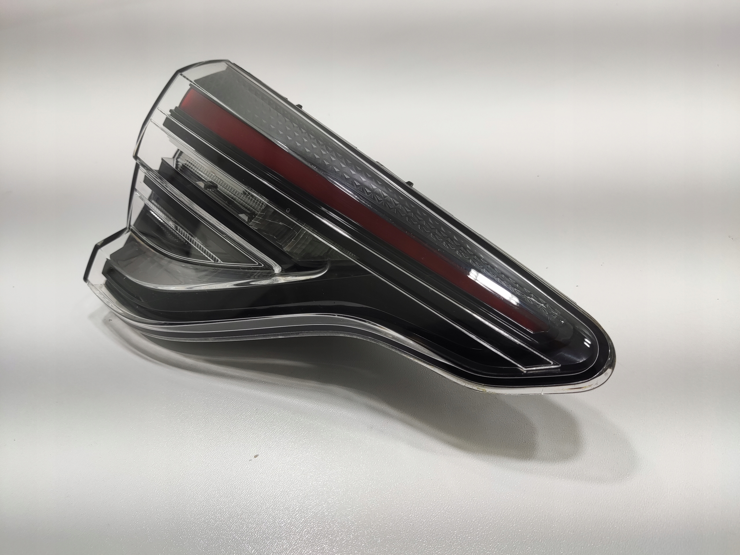 LAVE ZADNE SVETLO LED V KAPOTE RENAULT CLIO V 265555477R 2024-2025 LIFT