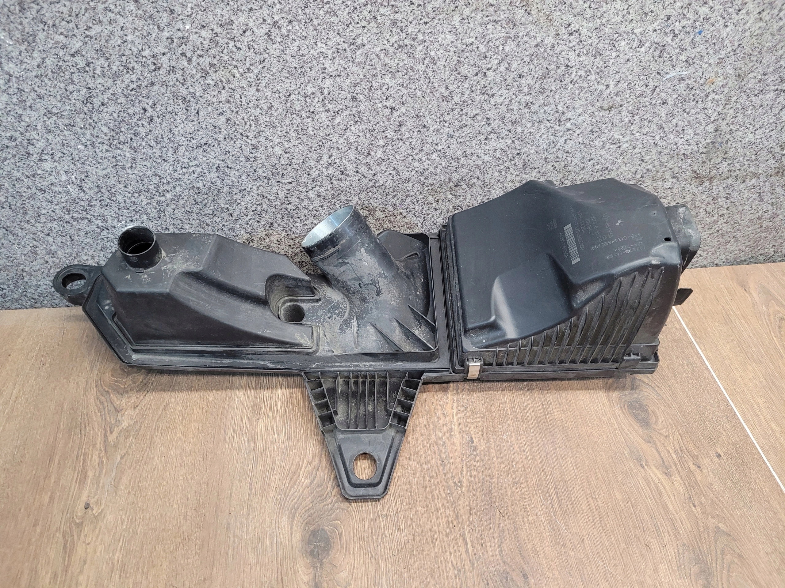 BMW F30 F31 2.0D OBAL VZDUCHOVÉHO FILTERA 70518447