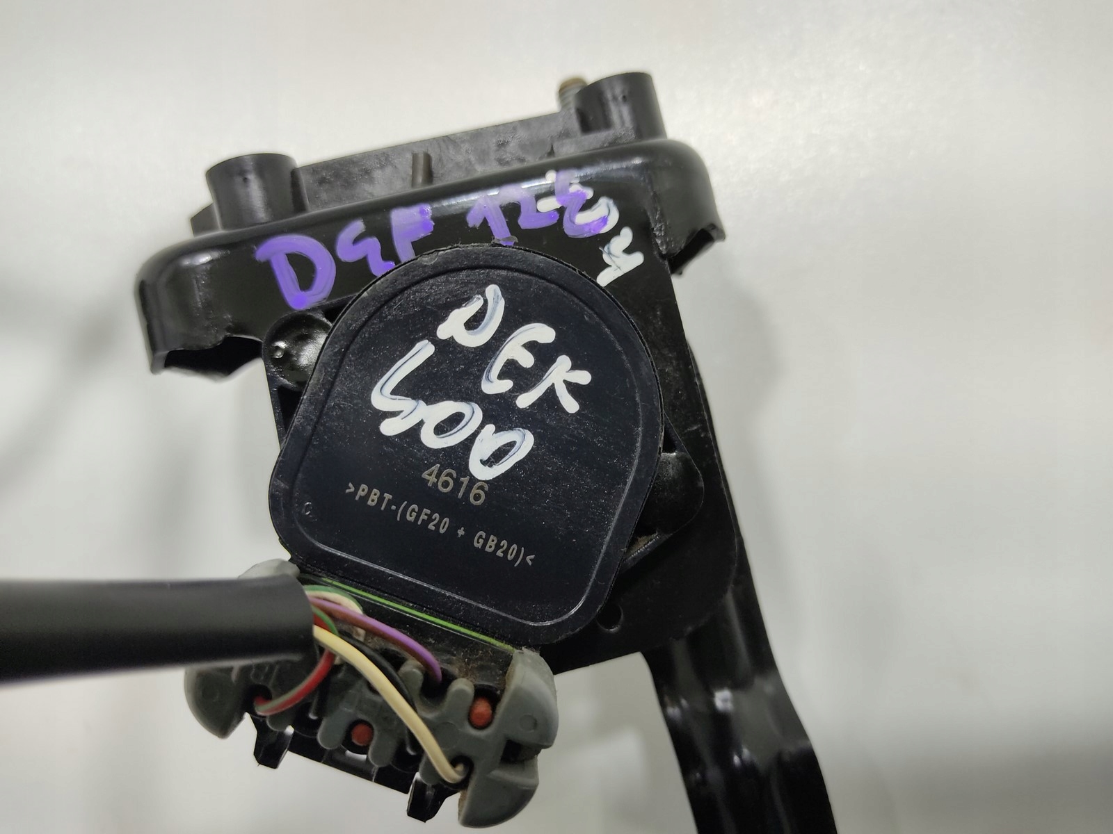 PLYNOVY PEDAL LAND ROVER DEFENDER 2.2 2.4 TDCI 7H12-7R562-AA 2007-2014