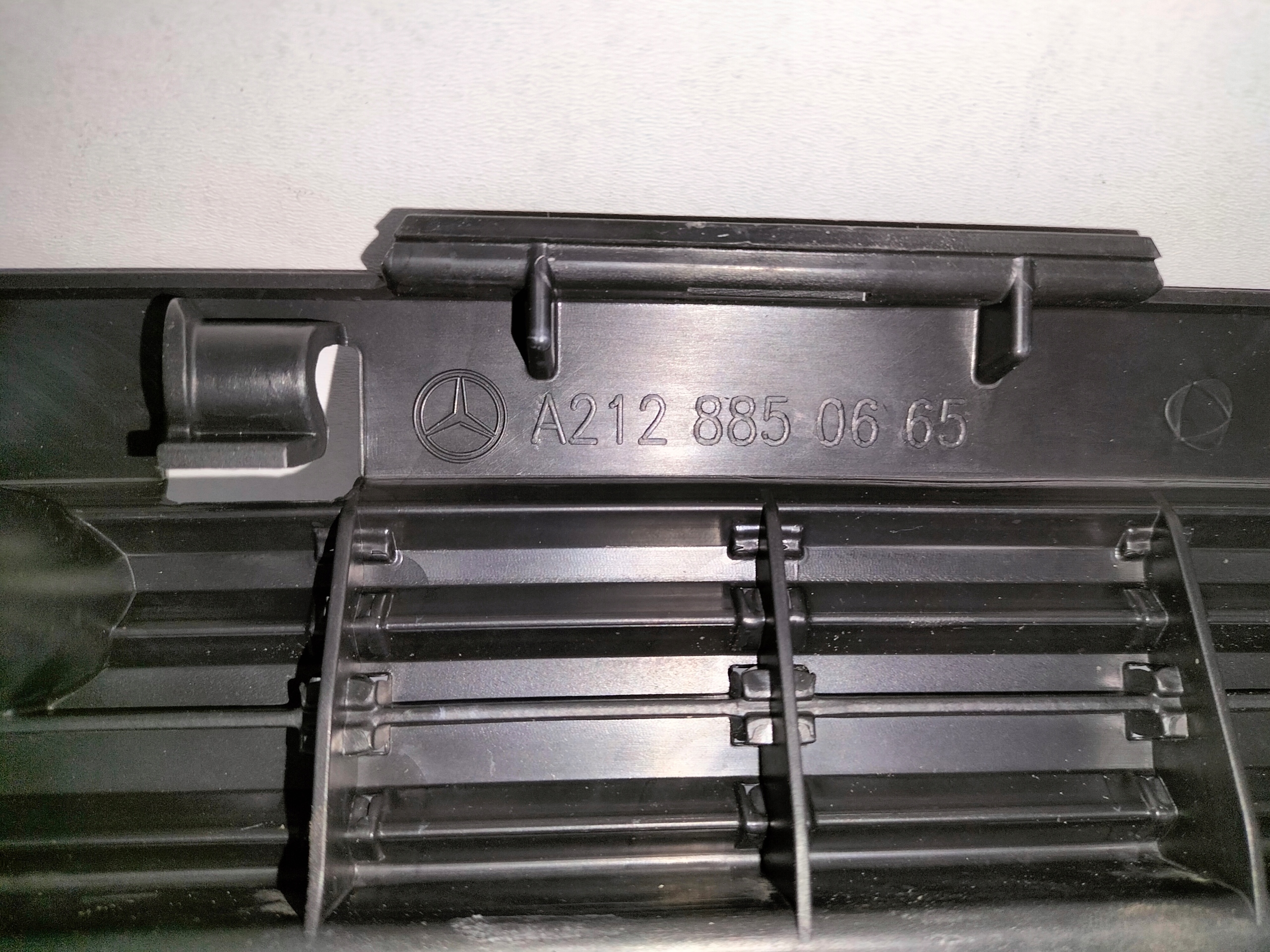 ZADNY DRZIAK MERCEDES E KLASA W212 09- KOMB