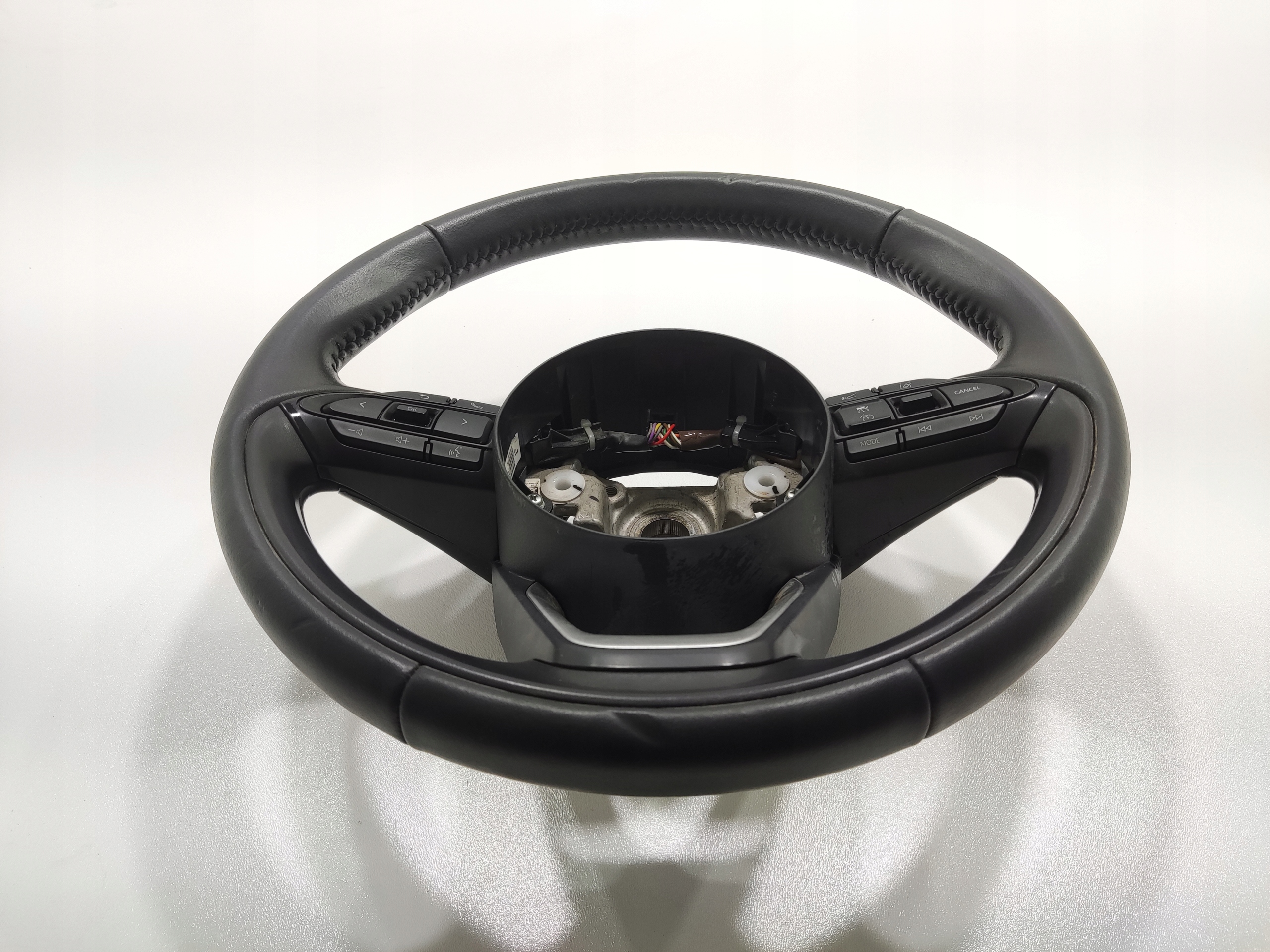 VOLANT MULTIFUNKCIA OVLADACIE GOMBIKY TOYOTA YARIS CROSS 2020-2025