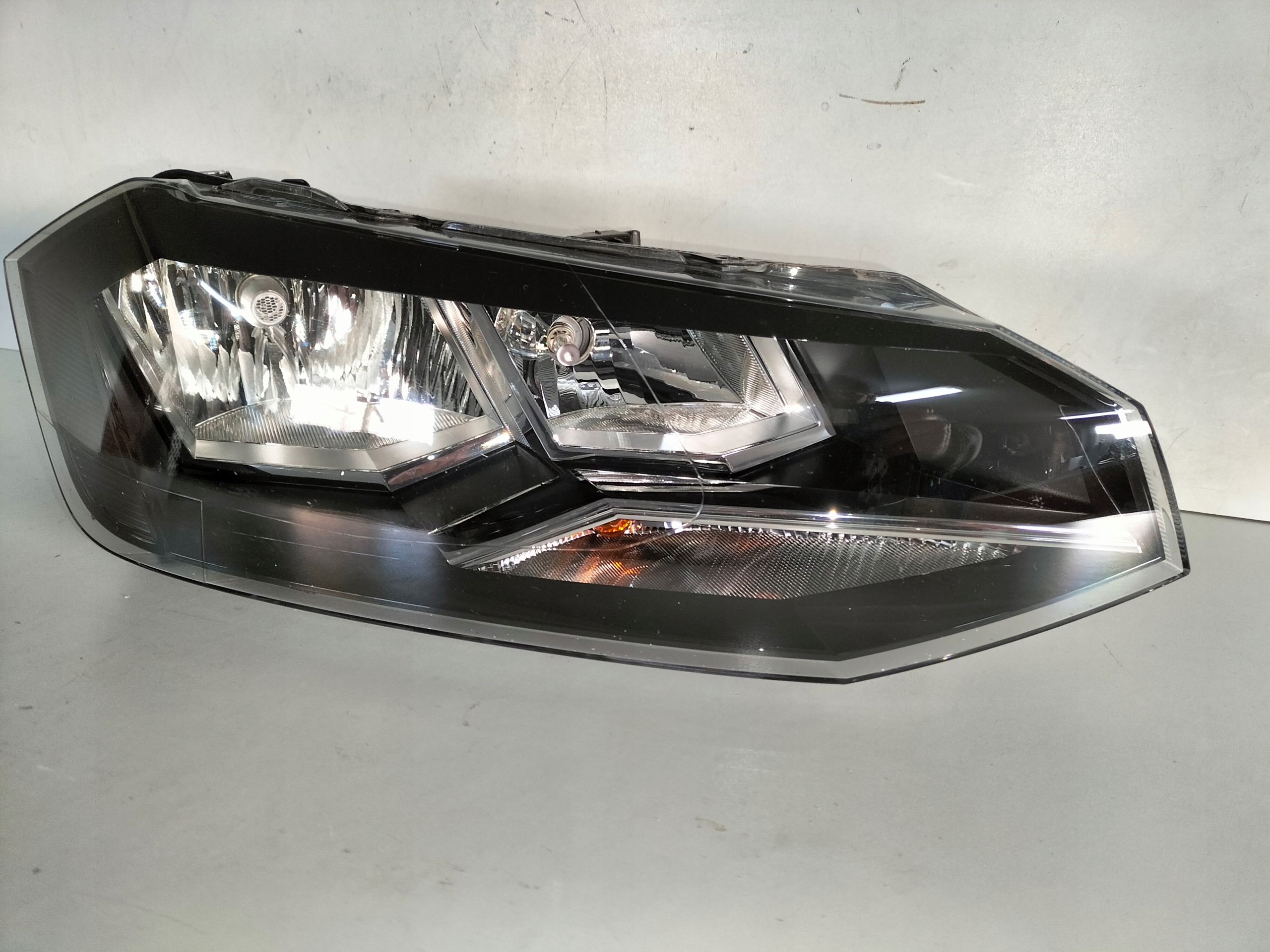 PRAVE PREDNE SVETLO VW POLO 2G0 17-