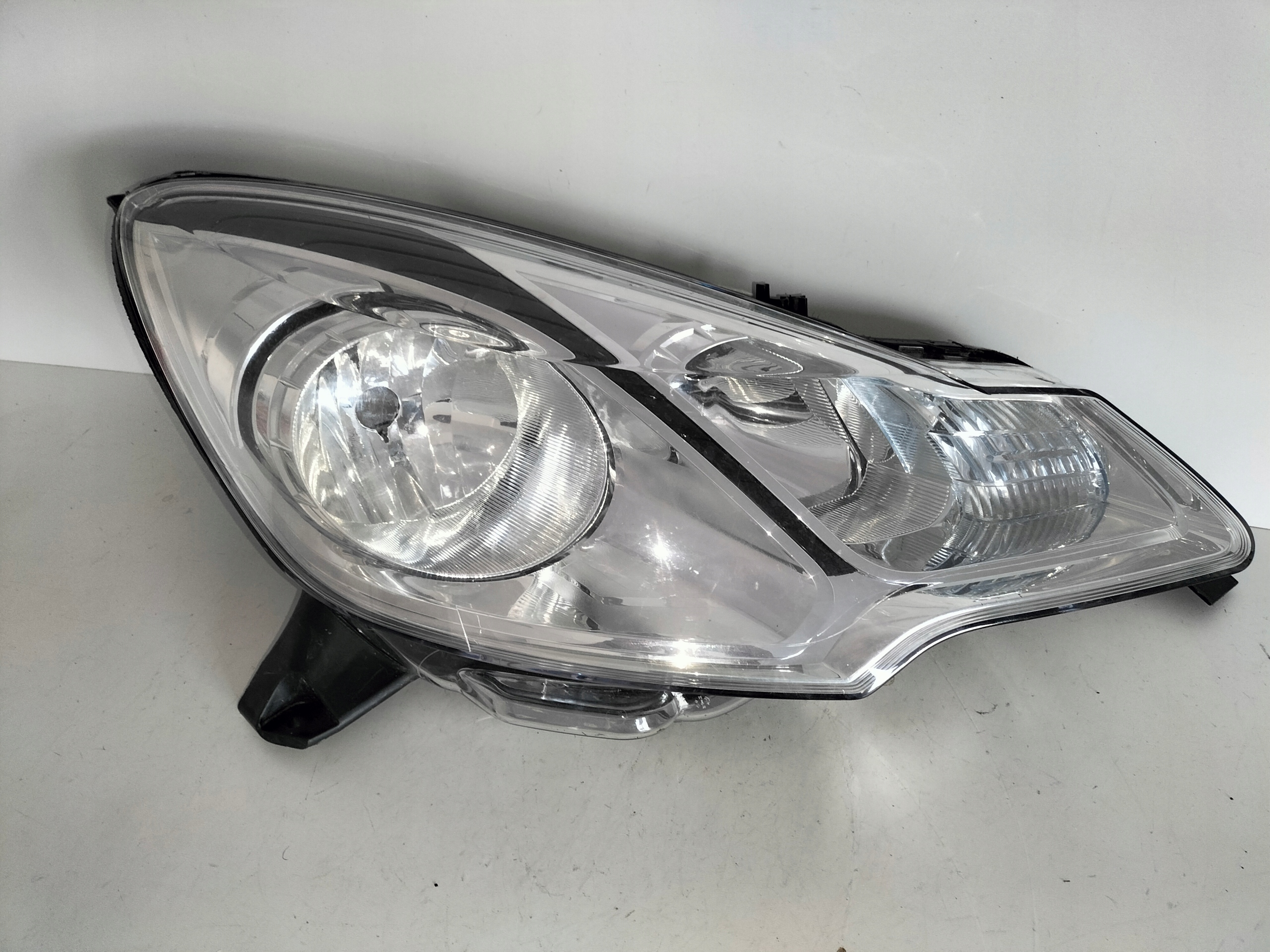 PRAVE PREDNE SVETLO CITROEN C3 II 09-