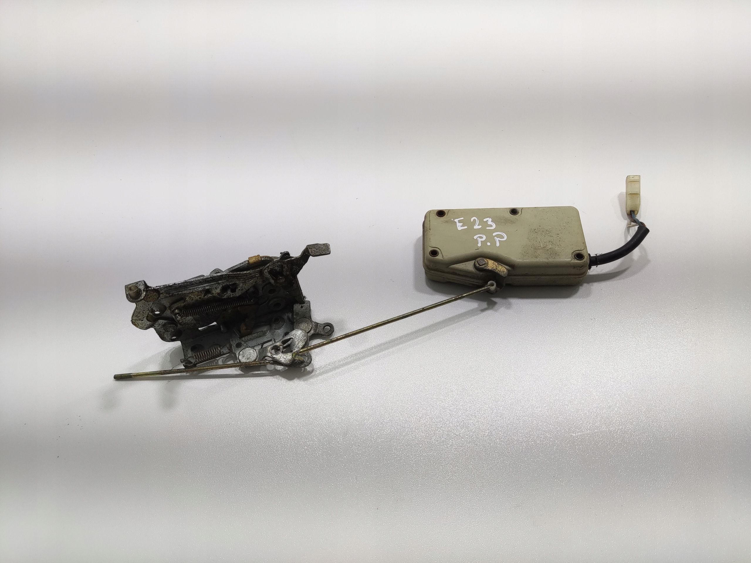 ZAMOK PRAVYCH PREDNYCH DVERI SIŁOWNIK BMW 7 E23 1363595 1977-1986