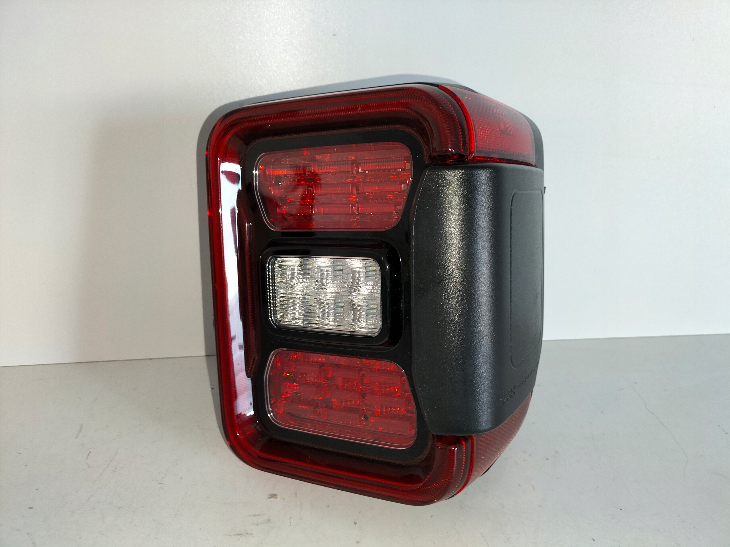 PRAVE ZADNE SVETLO JEEP GLADIATOR JT 19- LED