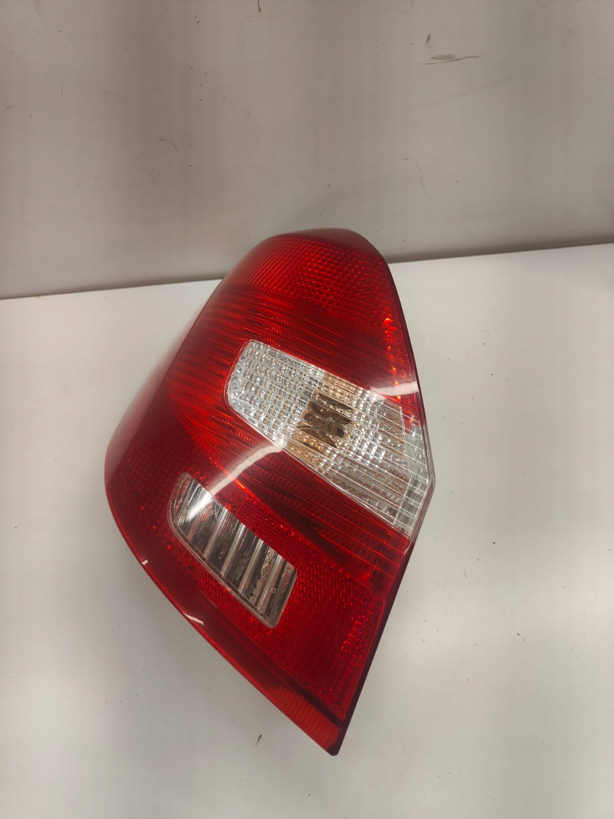 Skoda fabia II kombi LAVE ZADNE SVETLO 5j6945095 VERZIA uk