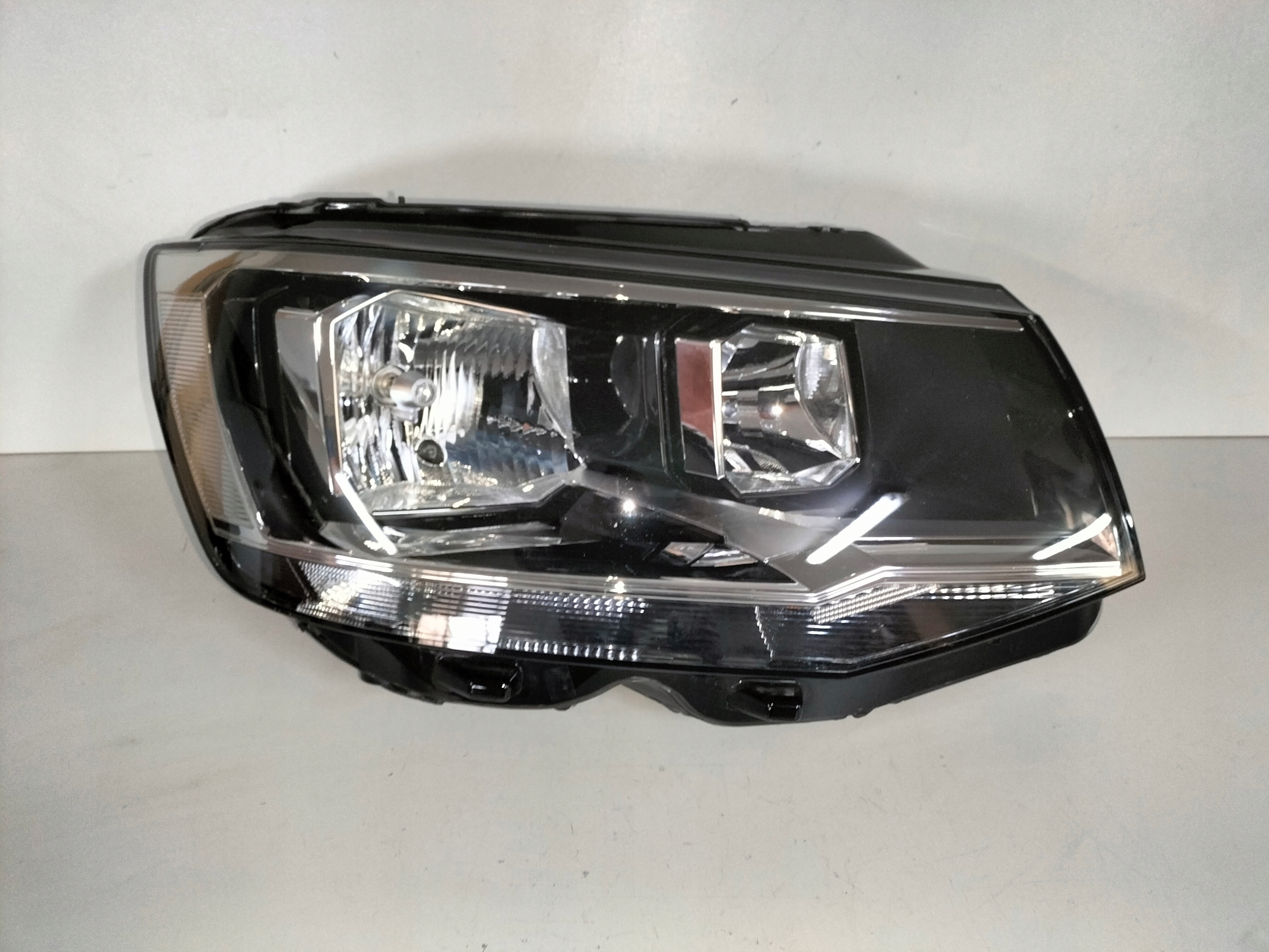 PRAVE PREDNE SVETLO VW T6 15-