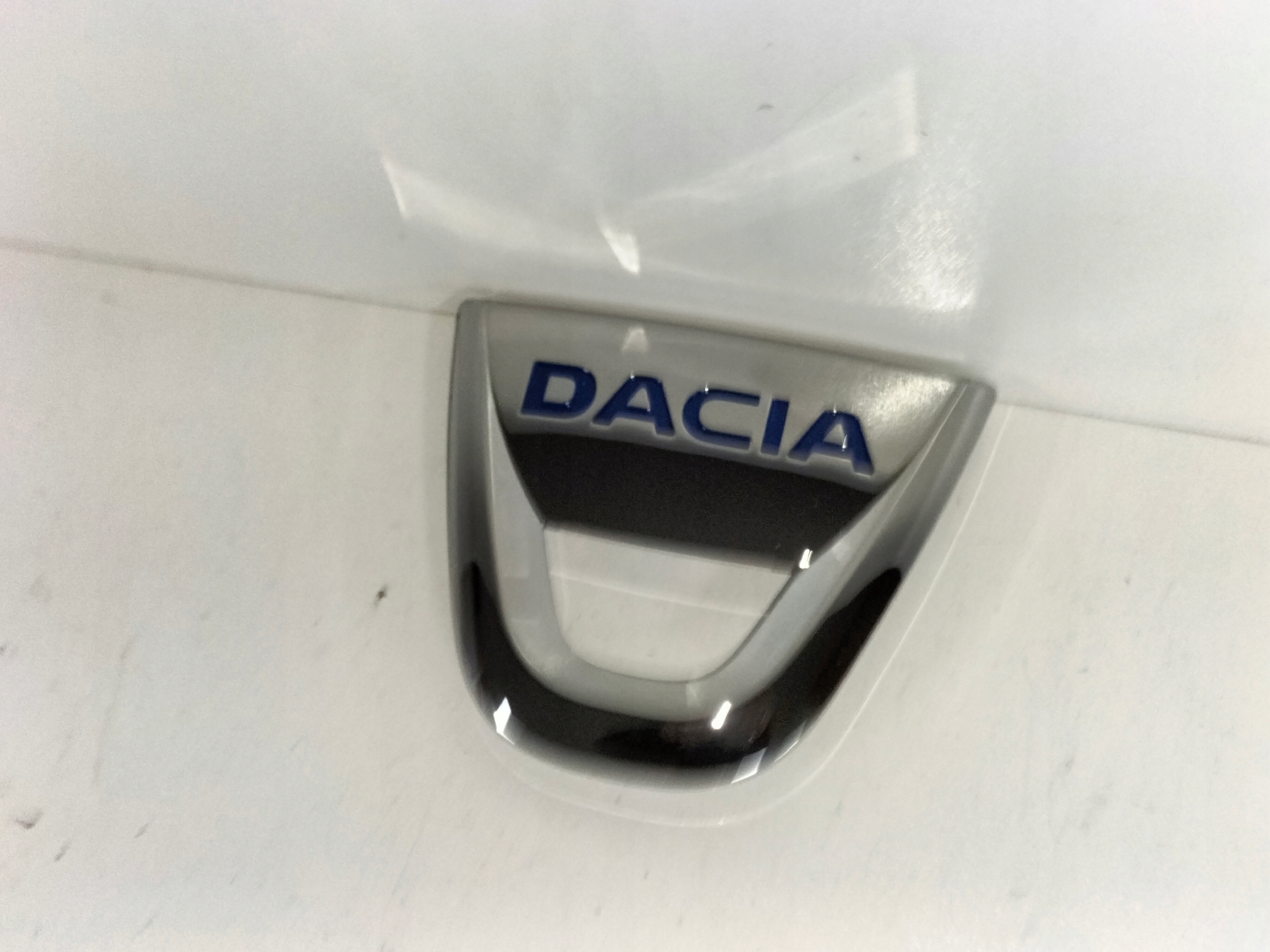 ZNAK EMBLEM ZADNEJ KAPOTY DACIA SANDERO II 12-