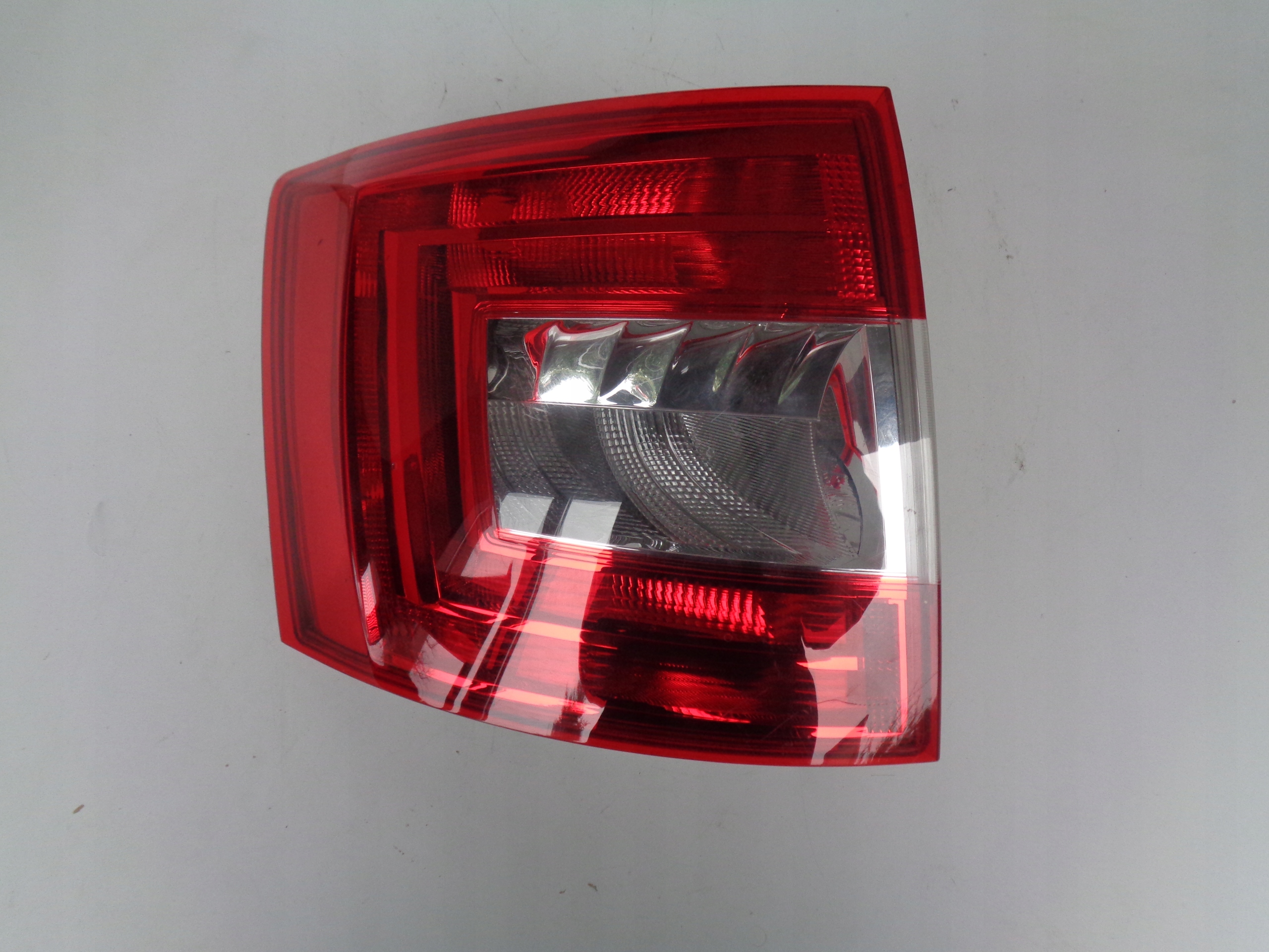 LAVE ZADNE SVETLO SKODA OCTAVIA III 12- KOMBI LED
