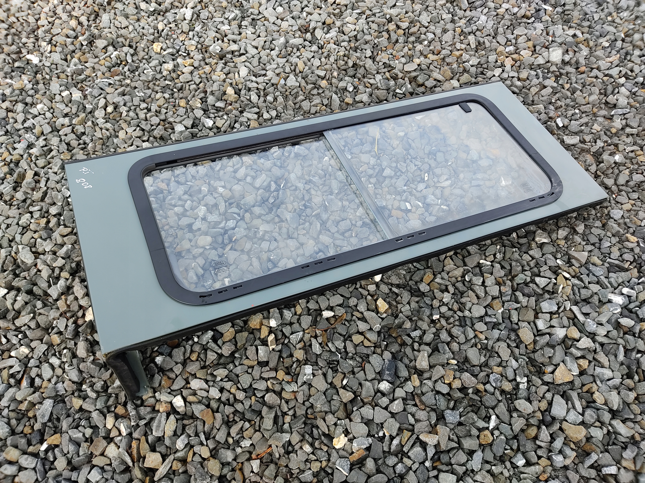 PRAVÉ ZADNÉ SKLO RÁM DEFENDER 1999-2014