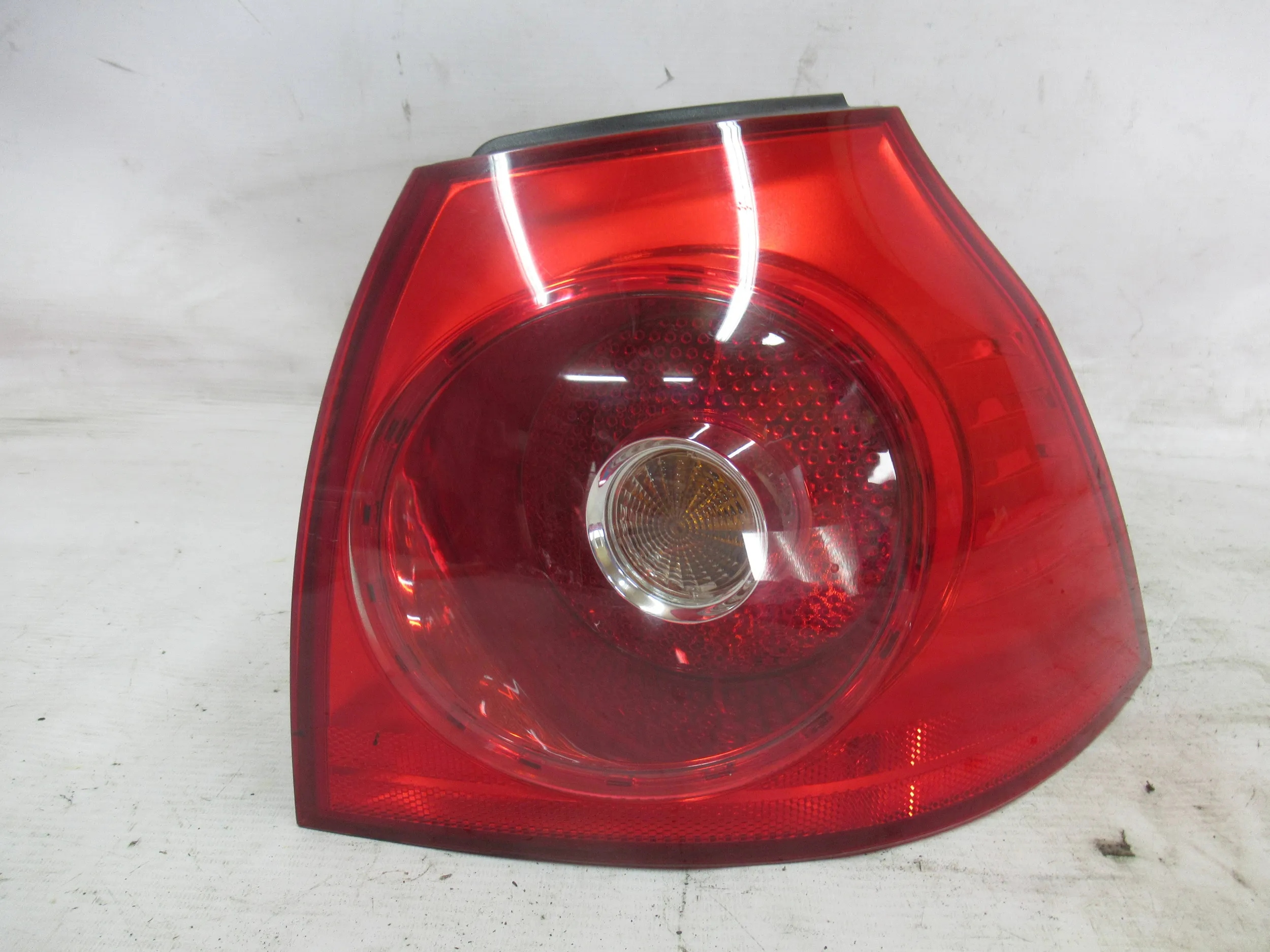 PRAVÉ ZADNÉ SVETLO VW GOLF V HB