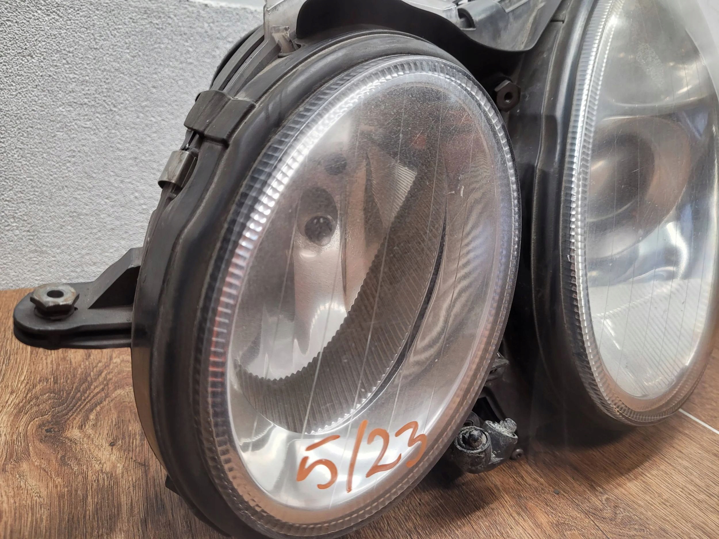 MERCEDES E W211 W 211 ĽAVÉ PREDNÉ SVETLO OBYČAJNÉ