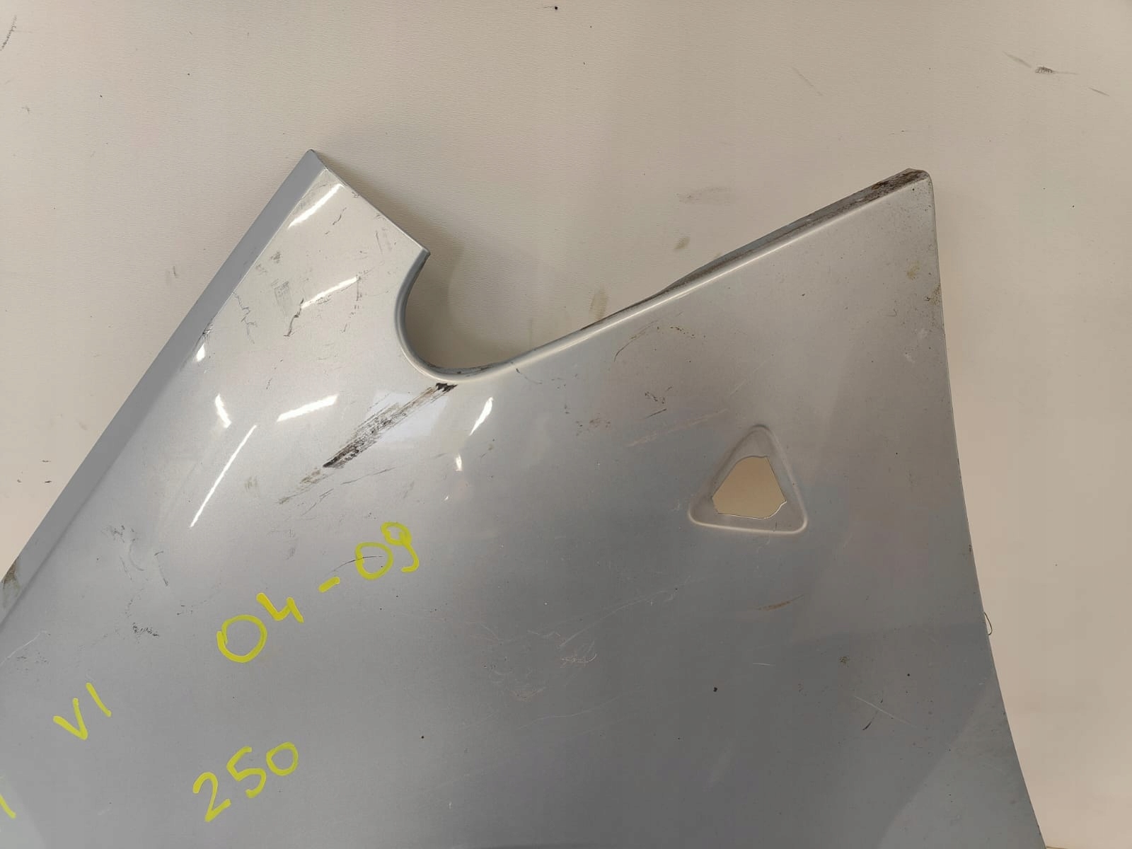 Mitsubishi Colt VI 04-09 ĽAVÝ PREDNÝ BLATNÍK