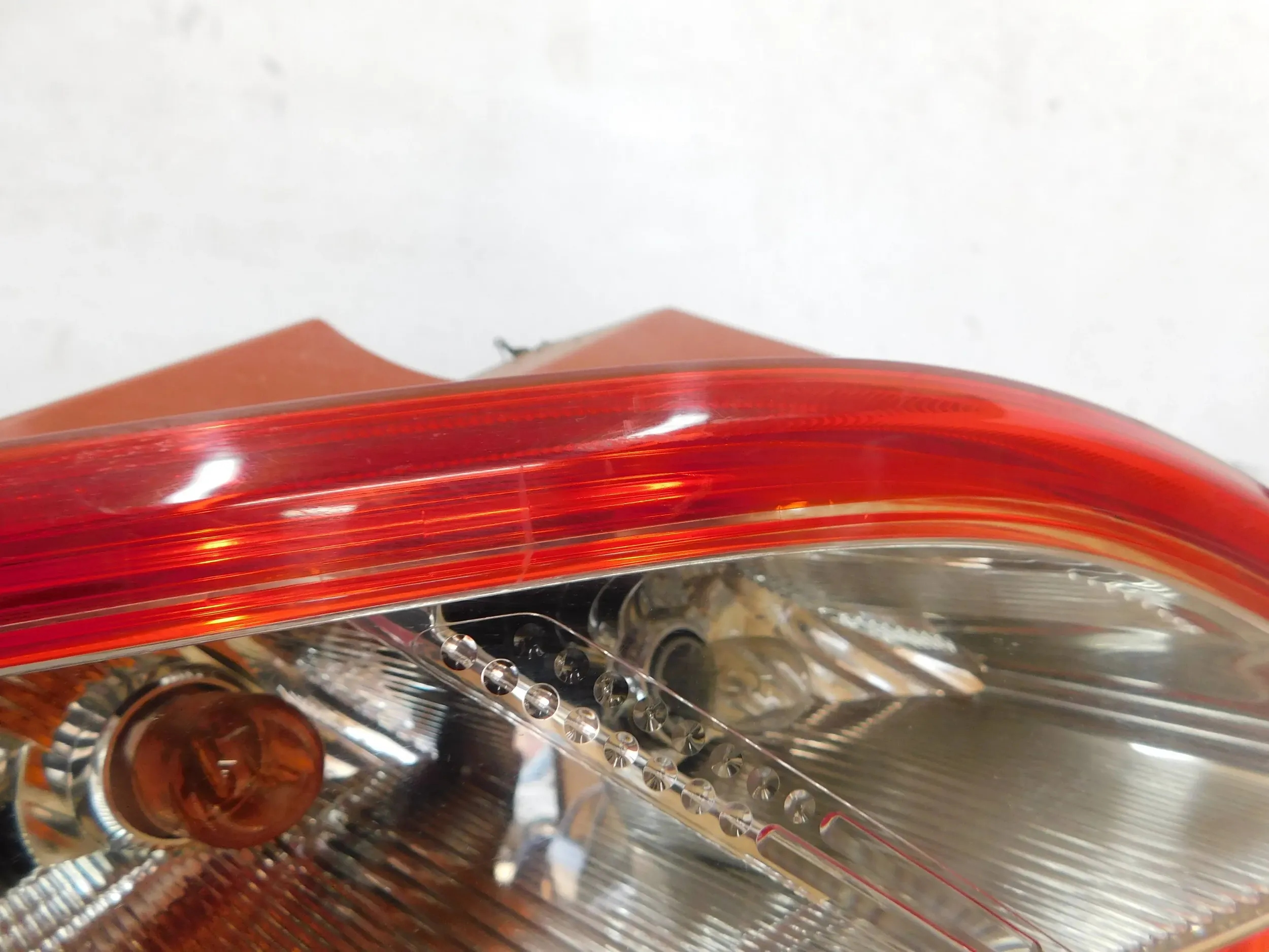 LAVE ZADNE SVETLO MAZDA 2 DE 07-