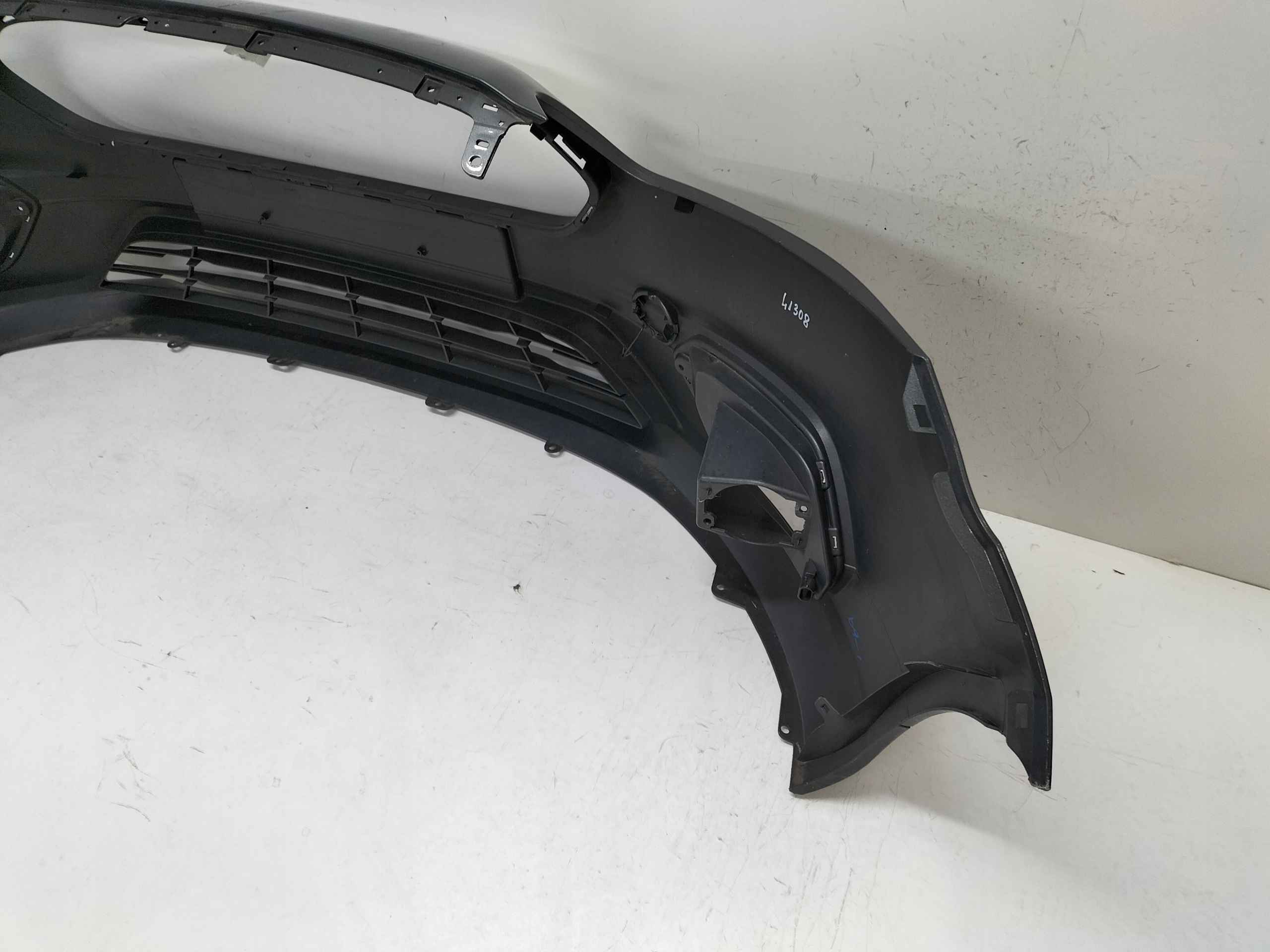 PREDNÝ NÁRAZNÍK FORD TRANSIT COURIER LIFT 17-
