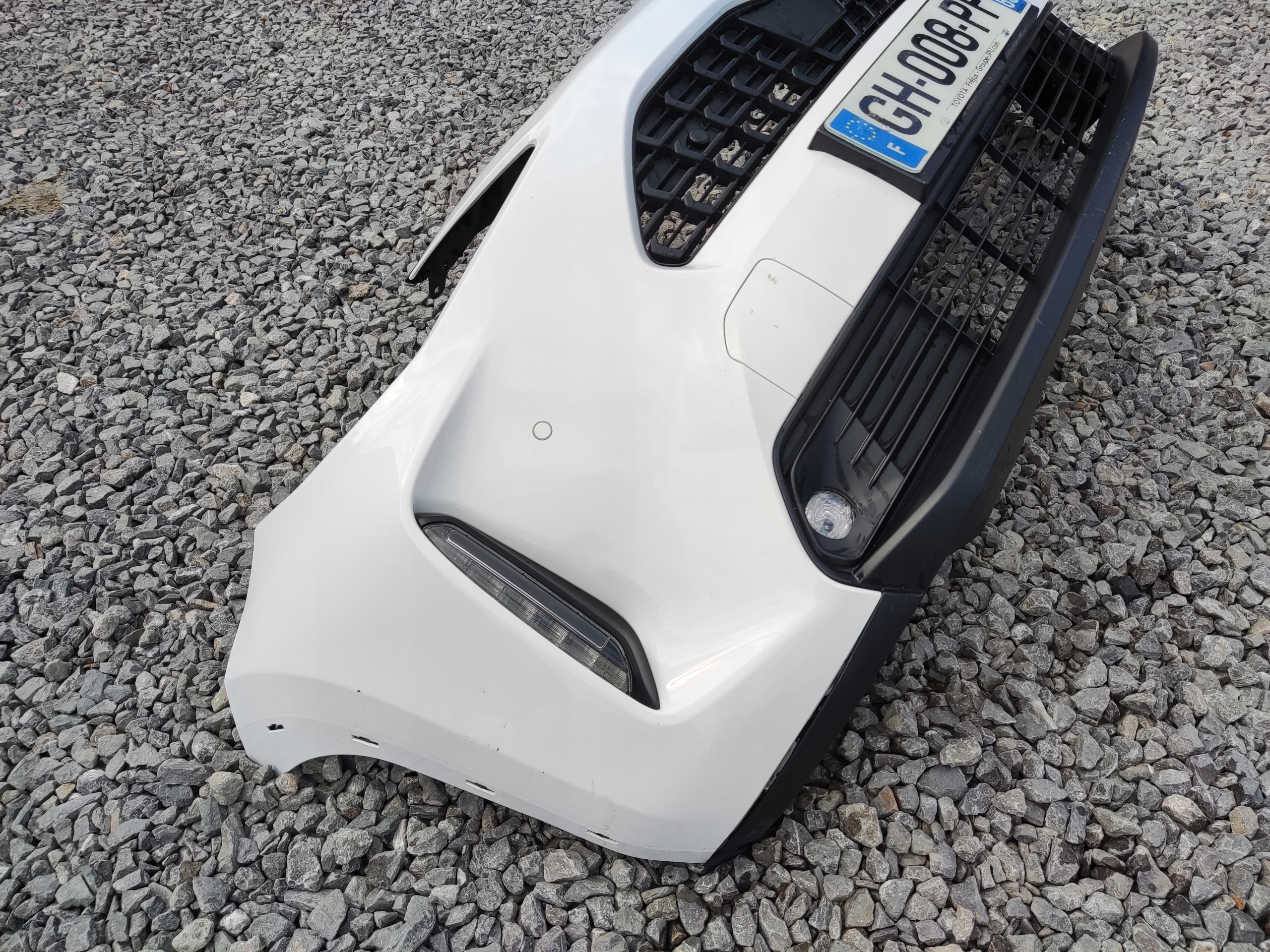 PREDNÝ NÁRAZNÍK KOMPLETNY PDC SENZORY TOYOTA YARIS CROSS 2020-2025 HYBRID