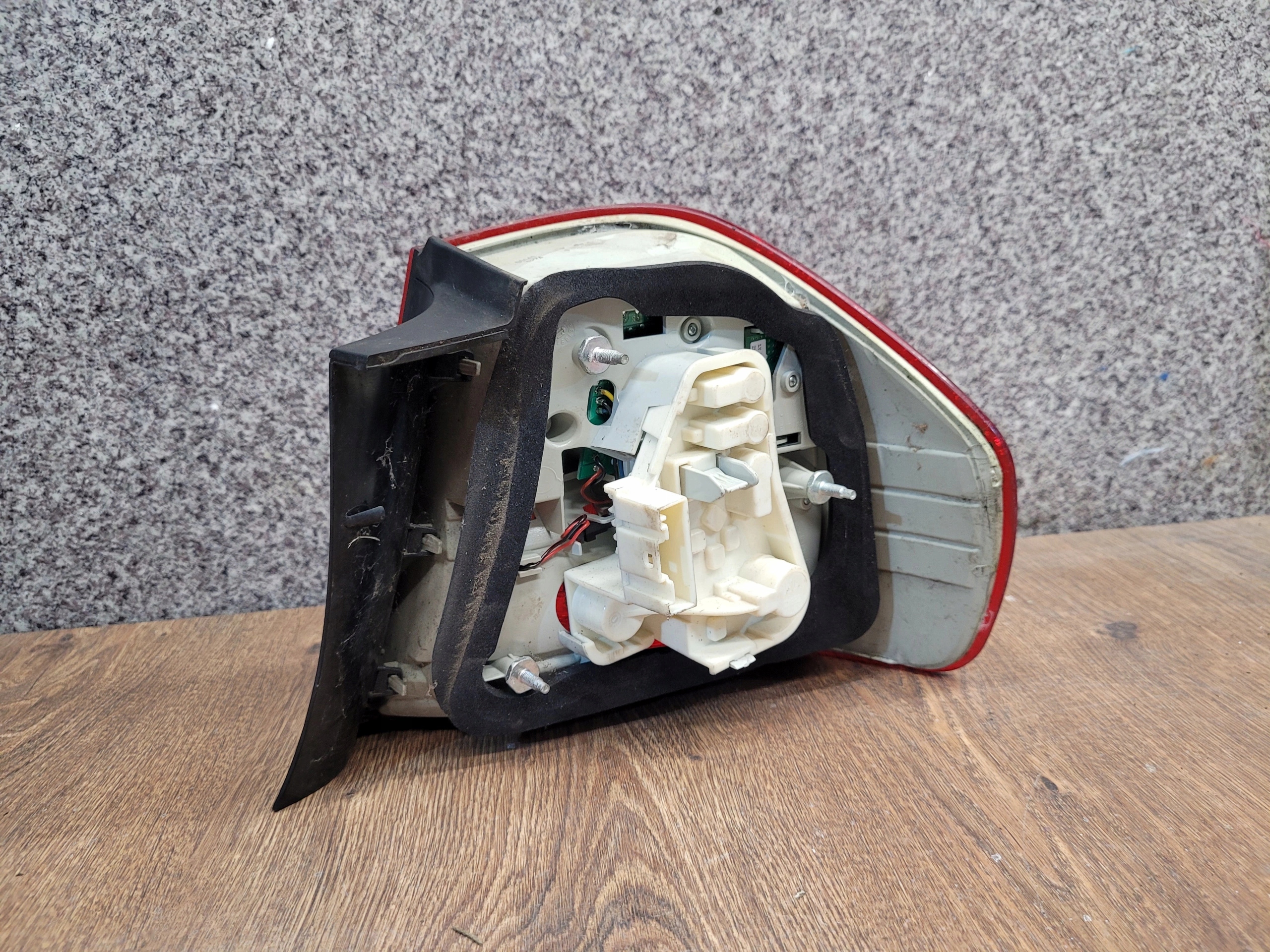 BMW 3 E90 LIFT LAVE ZADNE SVETLO 7289425