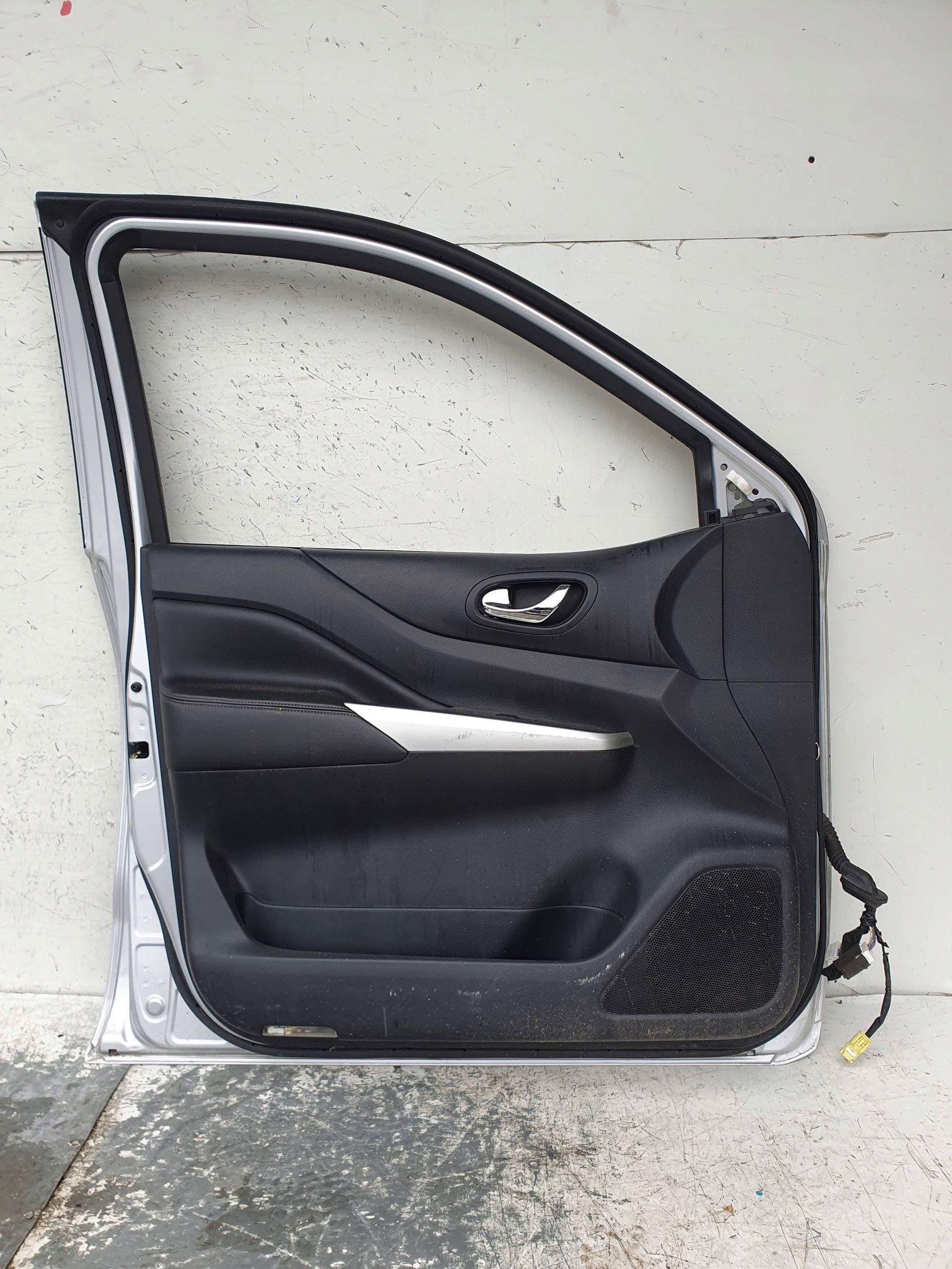 Nissan Navara D23 LAVE PREDNE DVERE LAVY