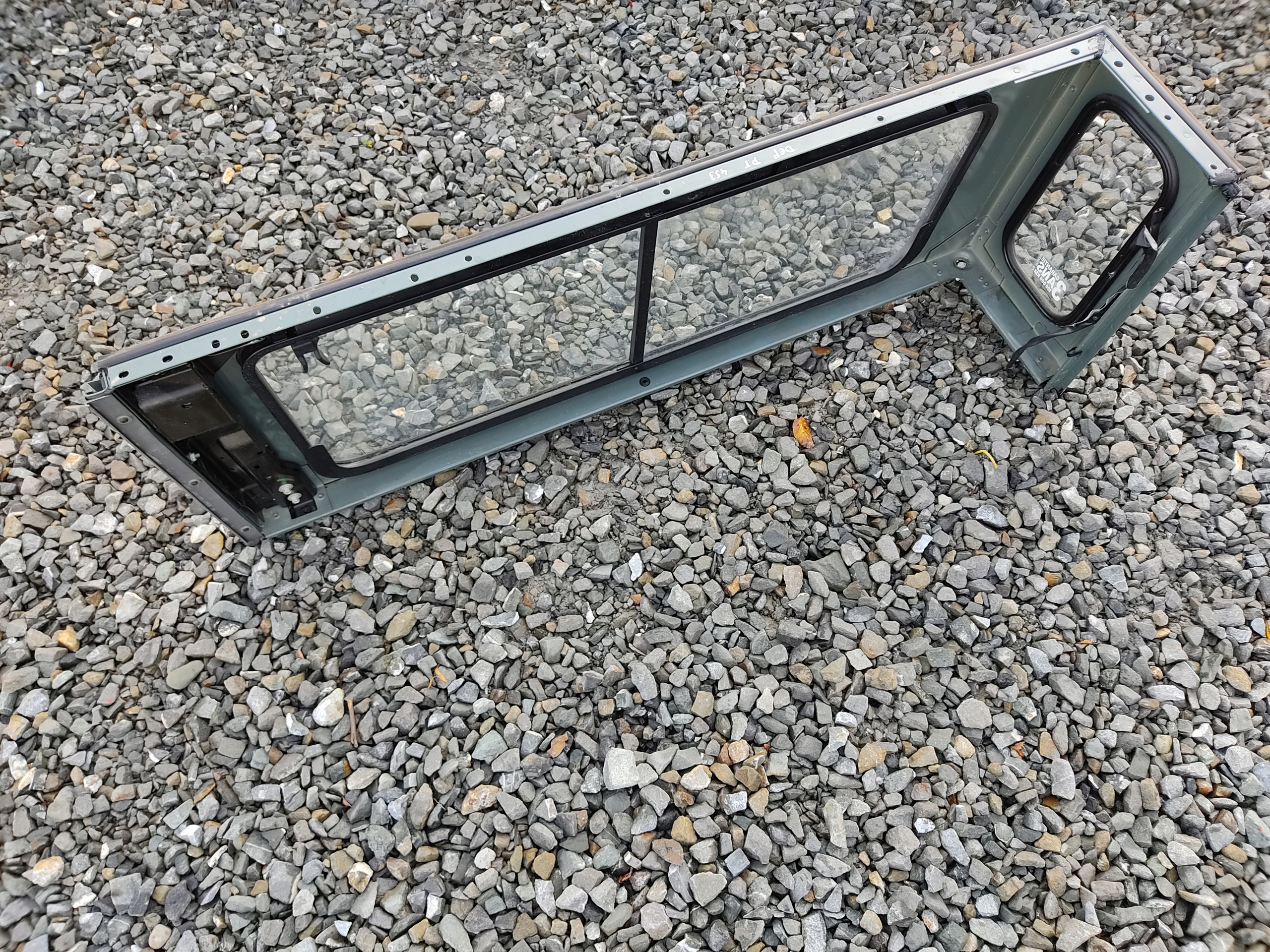 PRAVÉ ZADNÉ SKLO RÁM DEFENDER 1999-2014