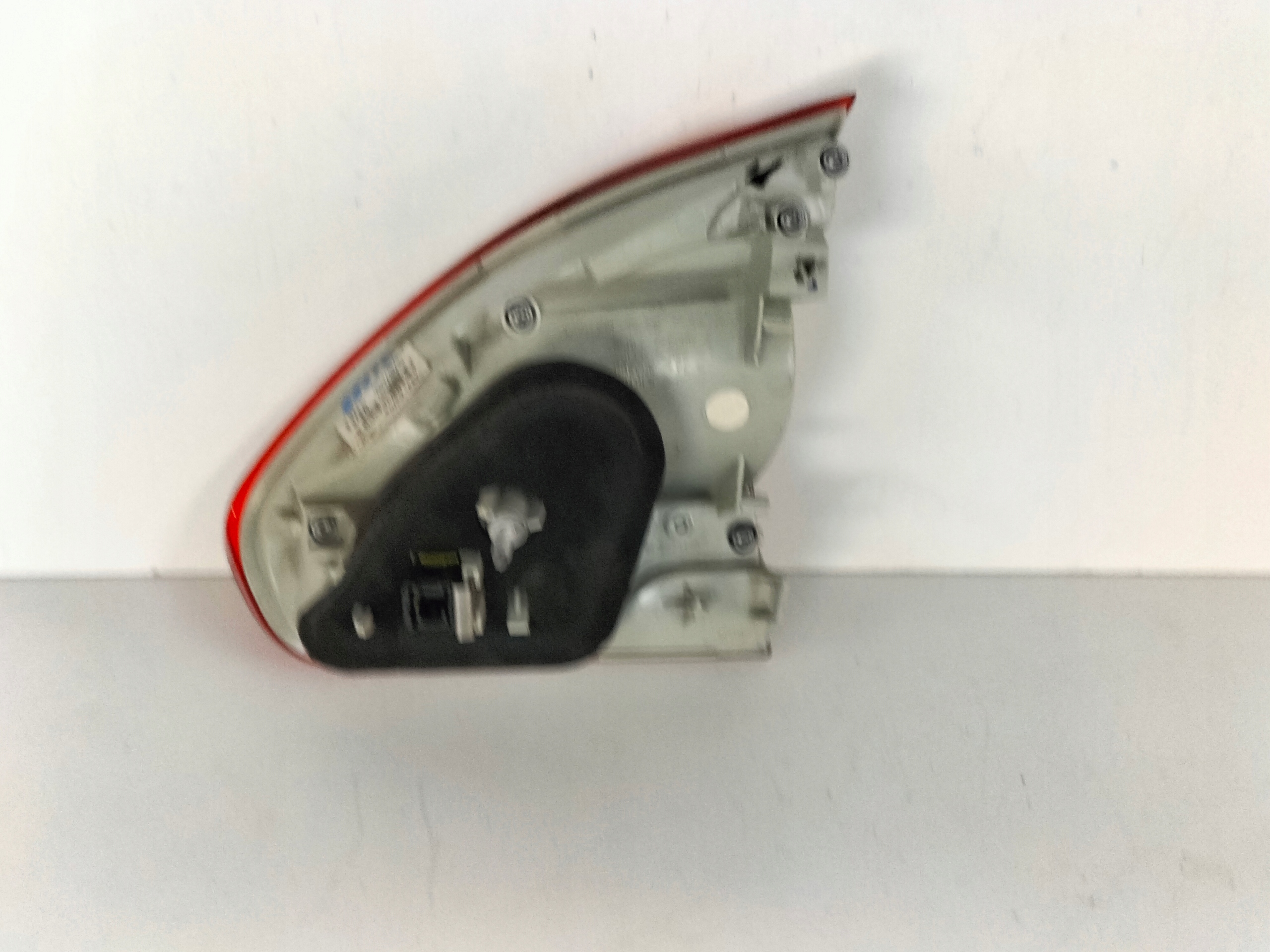 LAVE ZADNE SVETLO PEUGEOT 2008 13-16 VNÚTORNÉ NA KAPOTE