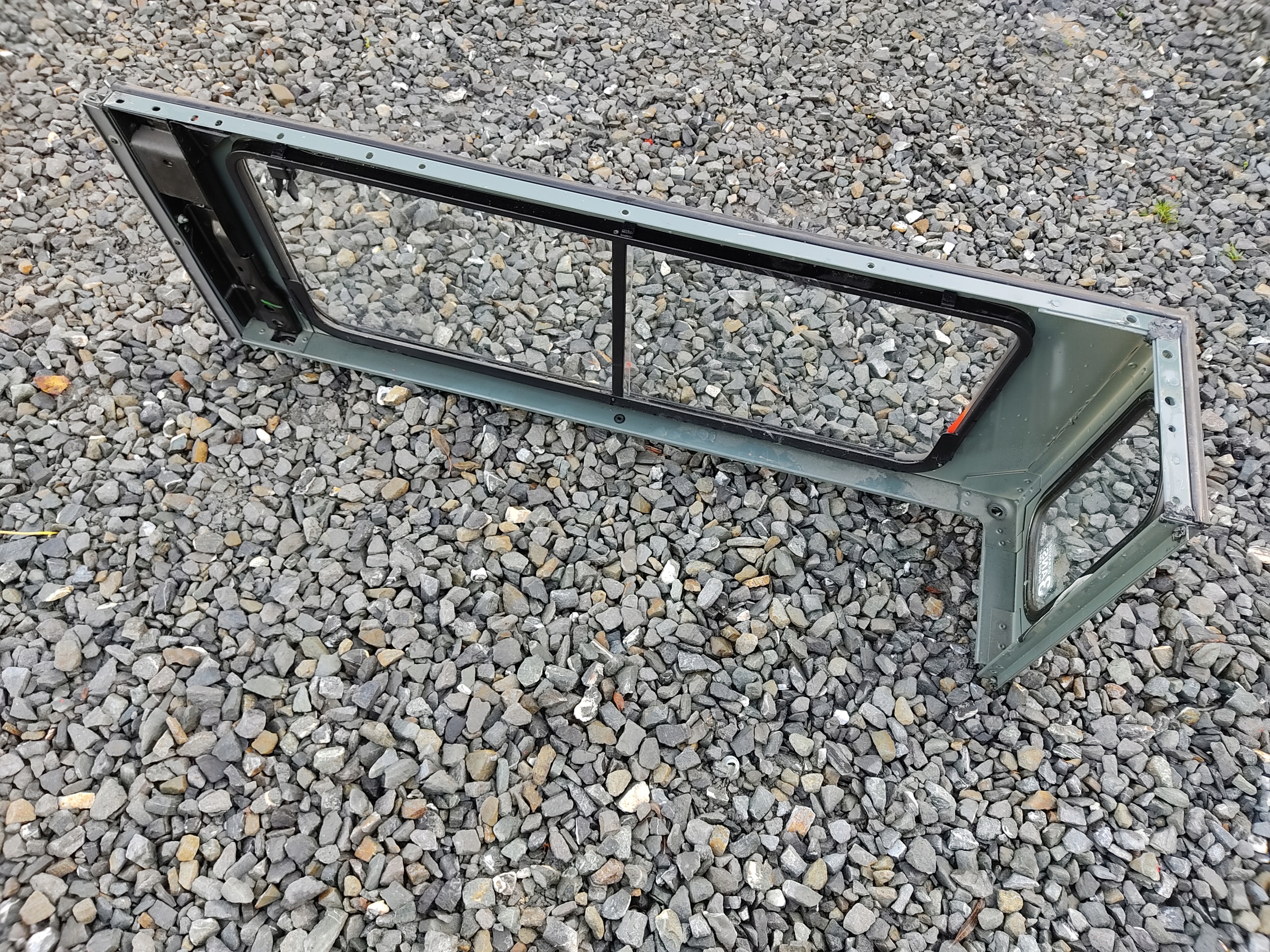 PRAVÉ ZADNÉ SKLO RÁM DEFENDER 1999-2014
