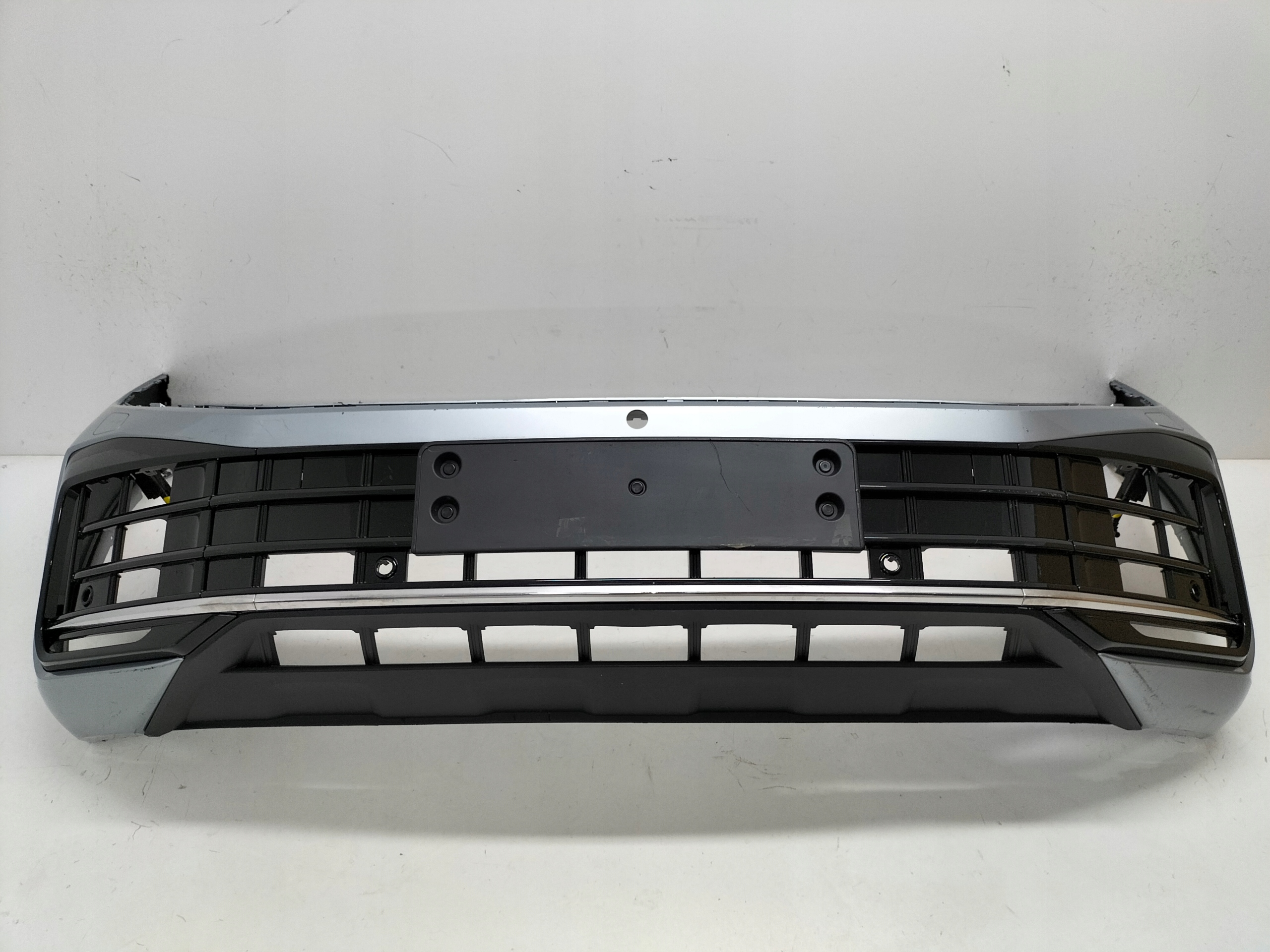 PREDNÝ NÁRAZNÍK VW TOUAREG III LIFT 23-