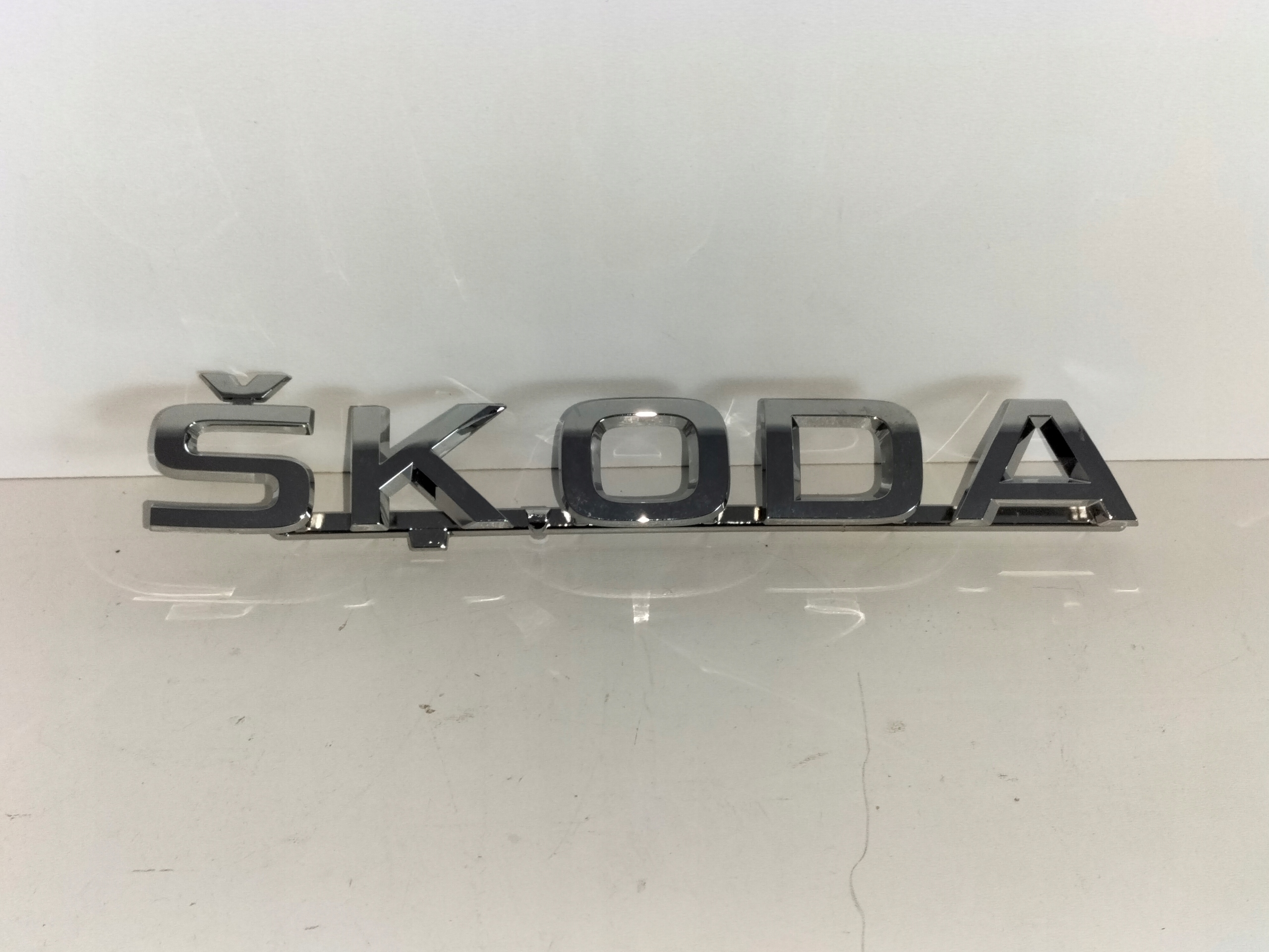 ZNAK EMBLEM LOGO ZADNEJ KAPOTY SKODA