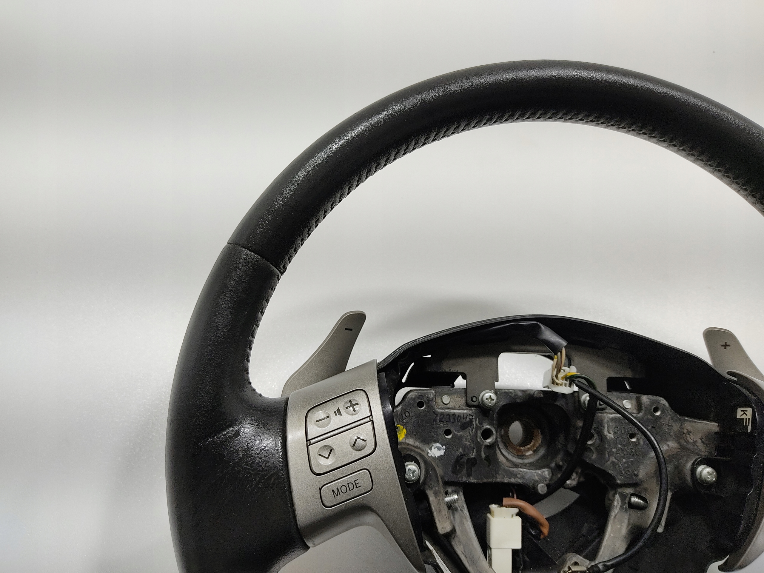 MULTIFUNKCNY VOLANT PADLA RADENIA RYCHLOSTI TOYOTA AURIS I E15 2006-2009